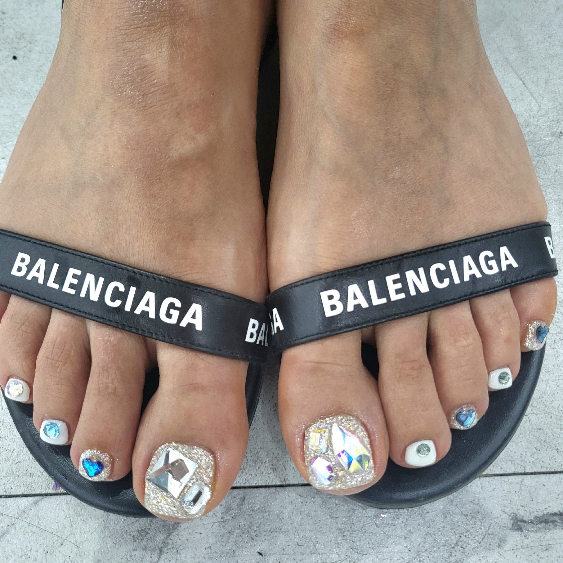 (W) Balenciaga Smooth Calfskin Allover Logo Printed Round Sandal Black 착용 스타일