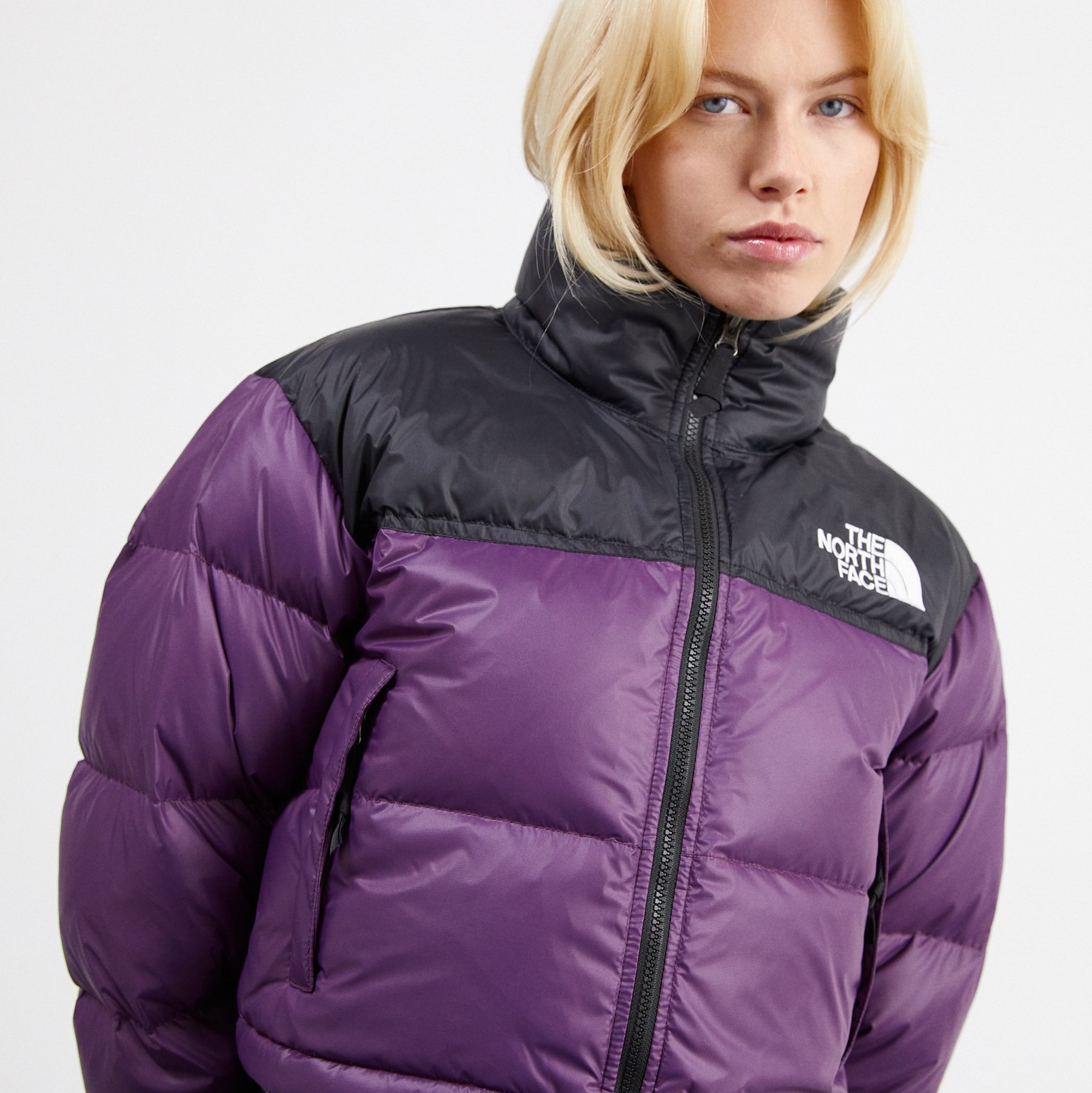 (W) The North Face Retro Novelty Short Jacket Black Currant Purple 착용 스타일 - 2