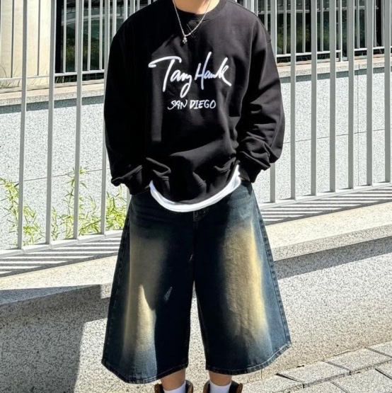 TONY HAWK Tony Logo Crewneck Black 착용 스타일