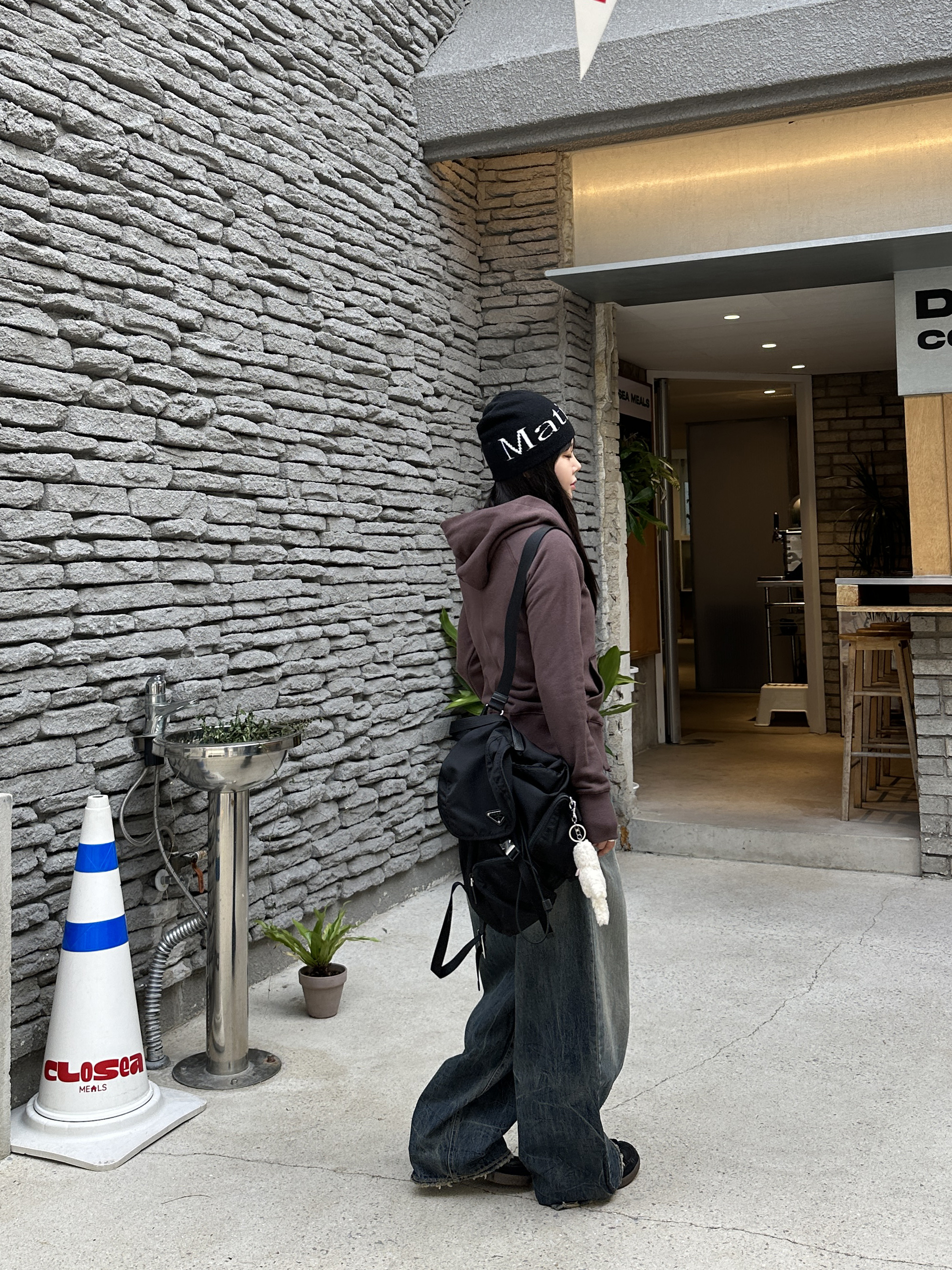 Matin Kim Logo Jacquard Short Beanie Black 착용 스타일 - 3