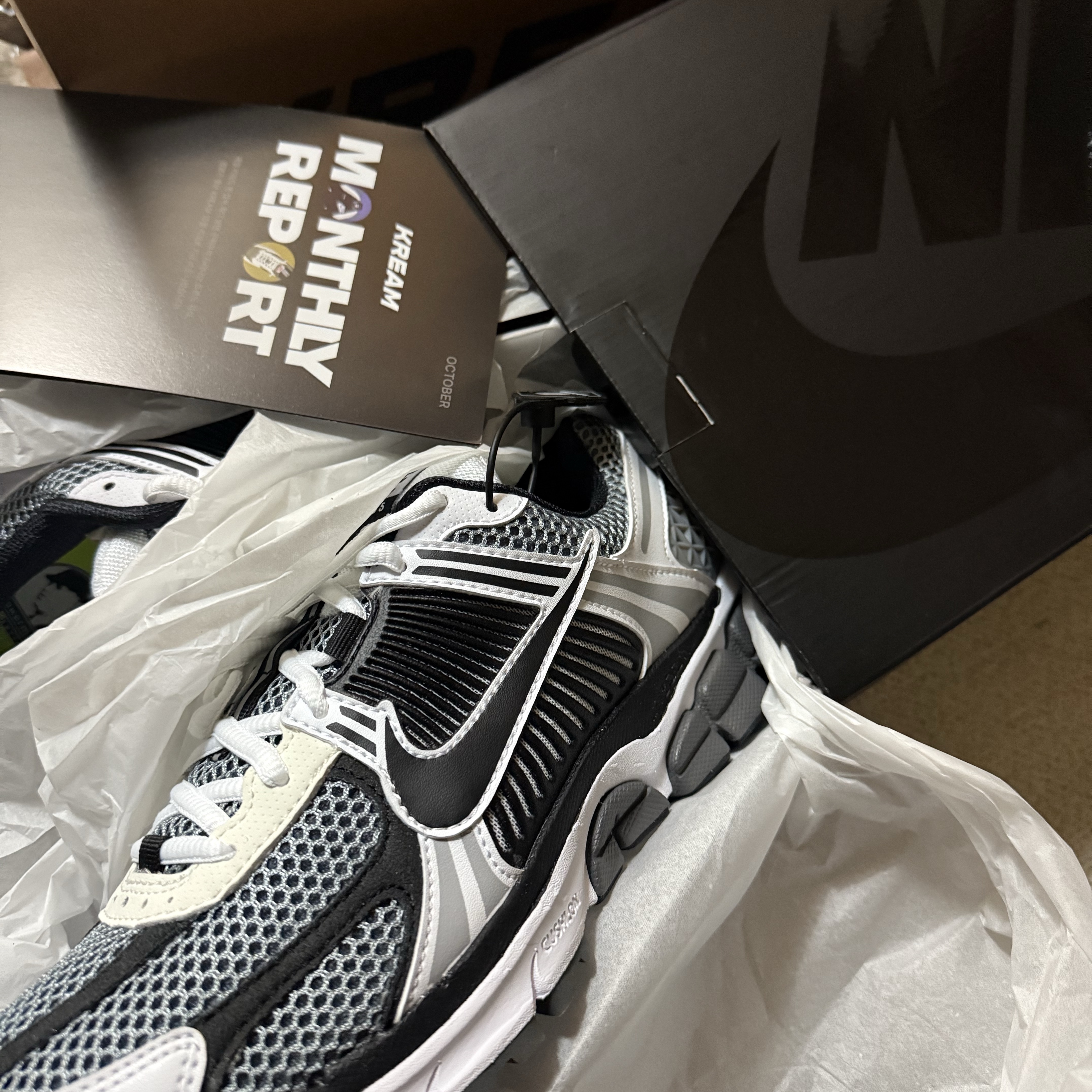 Nike Zoom Vomero 5 SE SP Dark Grey Black White 착용 스타일 - 1