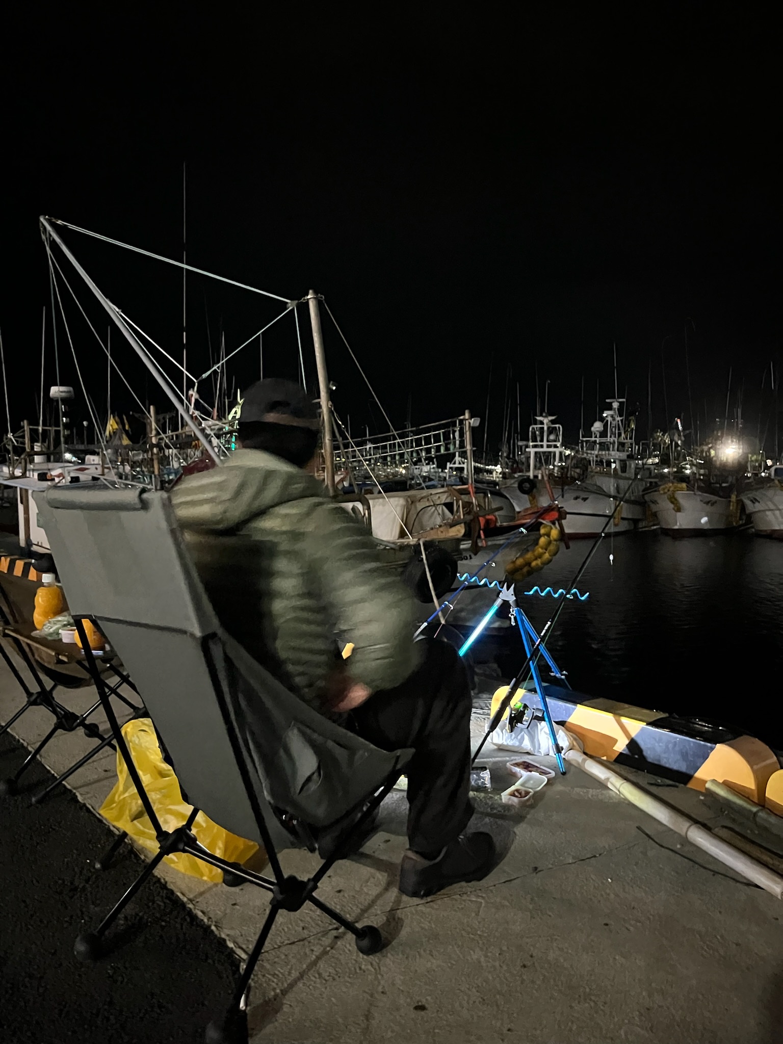 Rab Microlight Alpine Jacket Light Khaki, On Running x Post Archive Faction (Paf) Cloudventure Peak Cacao Espresso 착용 스타일 - 2