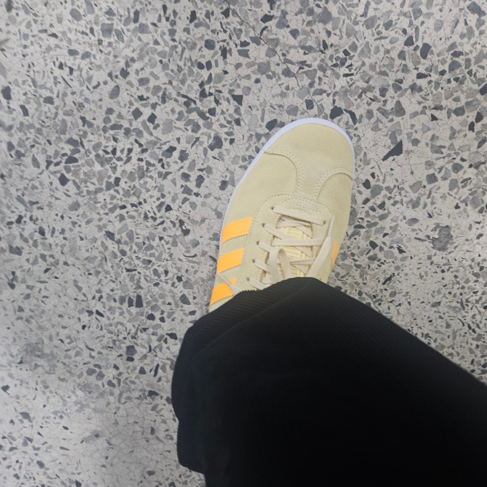 (W) Adidas Gazelle Almost Yellow Solar Gold 착용 스타일