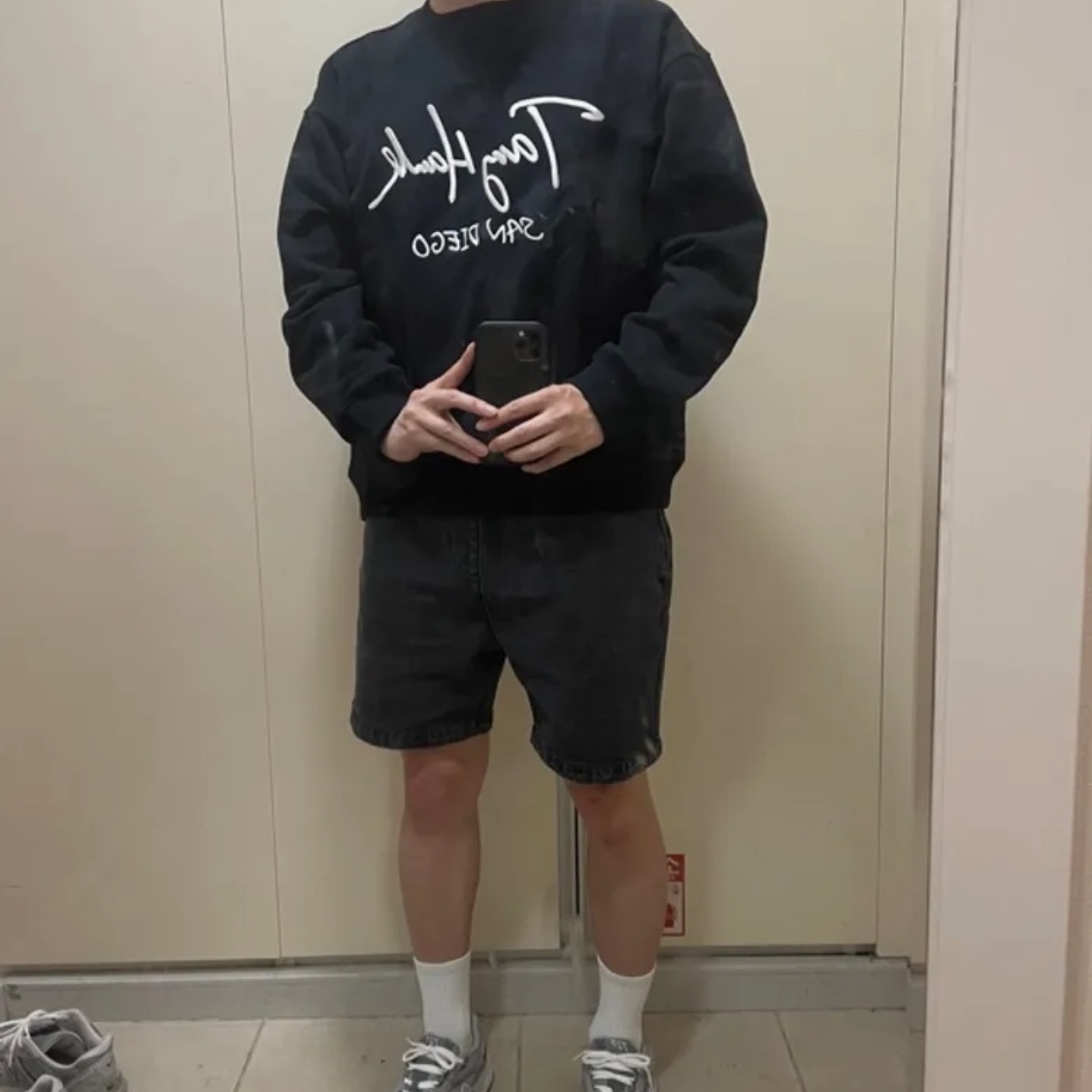 TONY HAWK Tony Logo Crewneck Black 착용 스타일