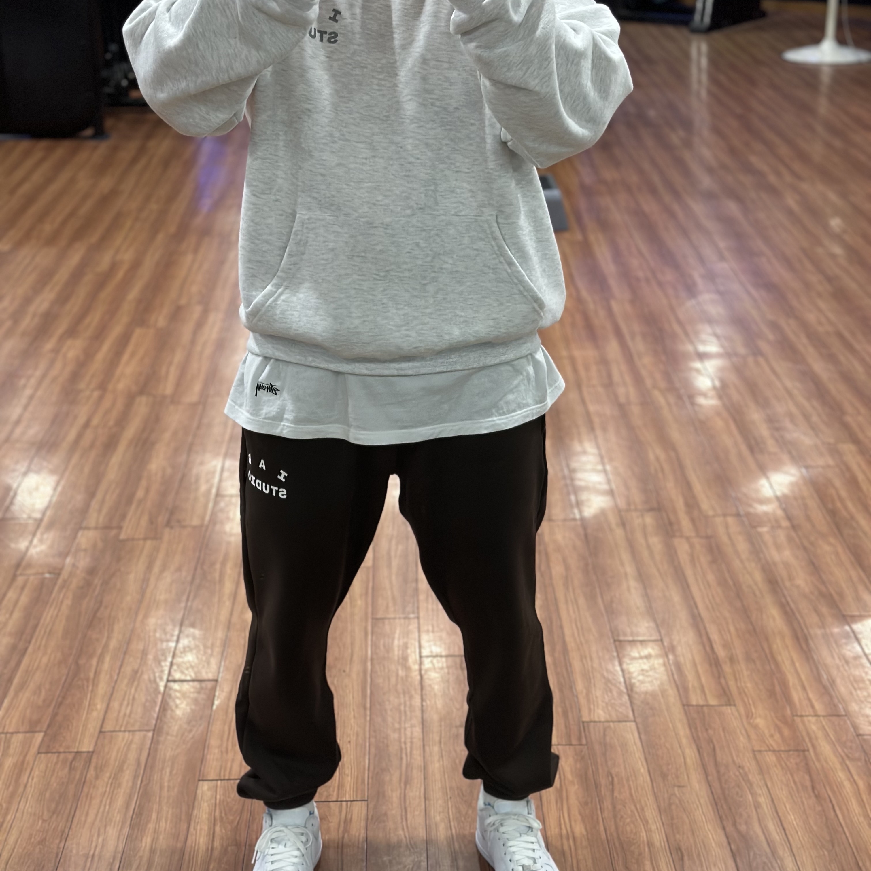 IAB Studio Sweatpants Brown, IAB Studio Hoodie Light Gray 착용 스타일 - 2