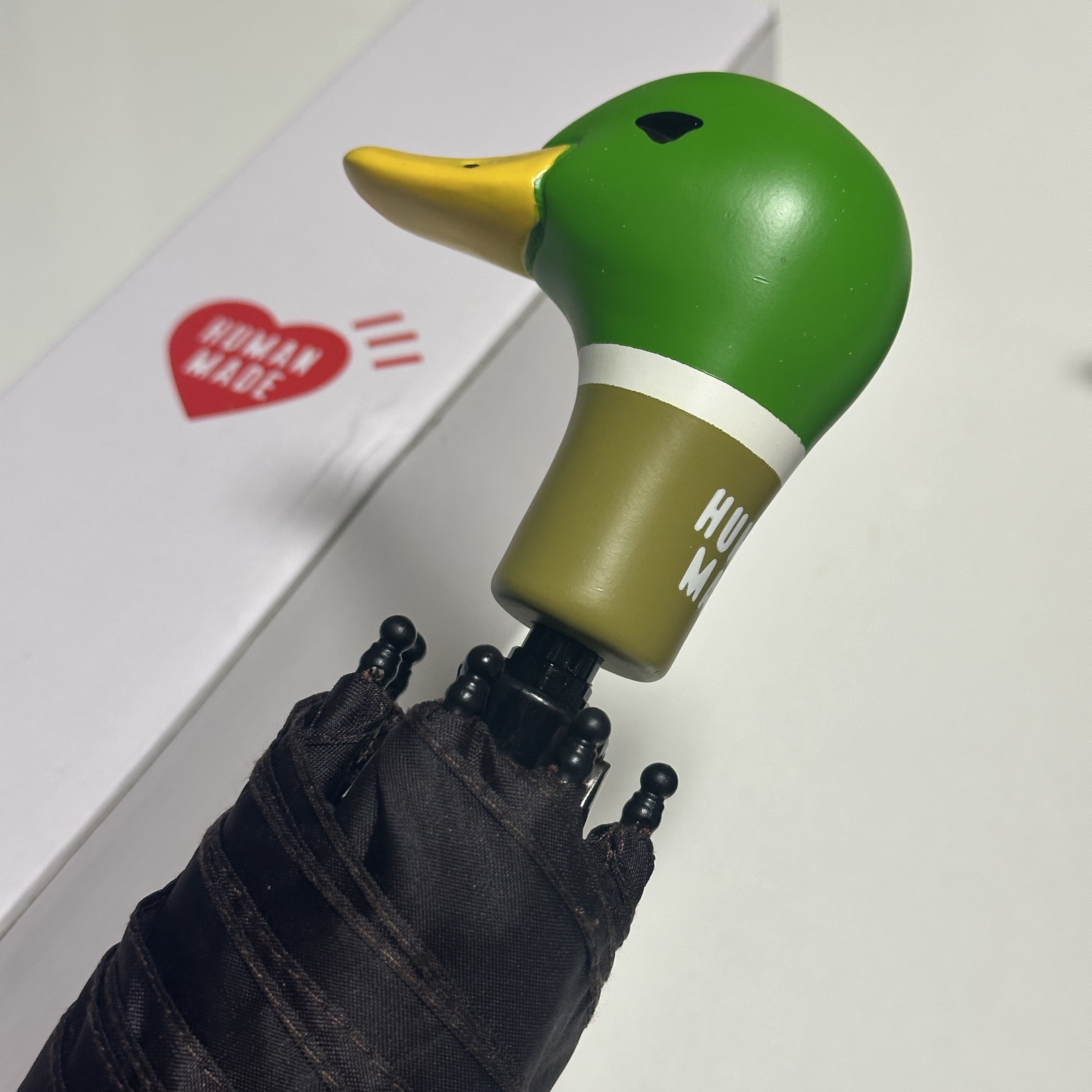 Human Made Duck Compact Umbrella Brown 착용 스타일 - 1