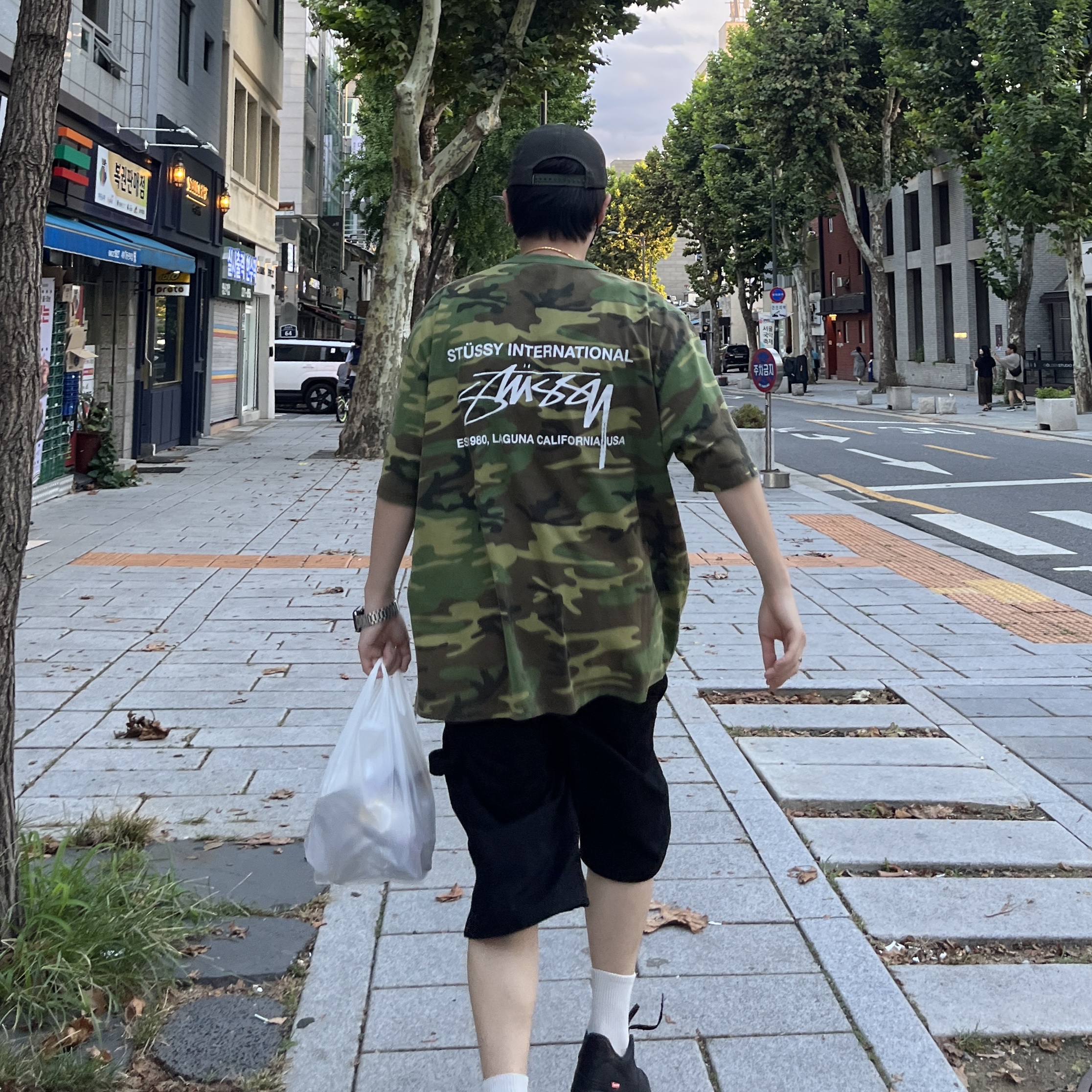 Stussy Smooth International T-Shirt Camo, Nike x Supreme Air Force 1 Low Black 착용 스타일