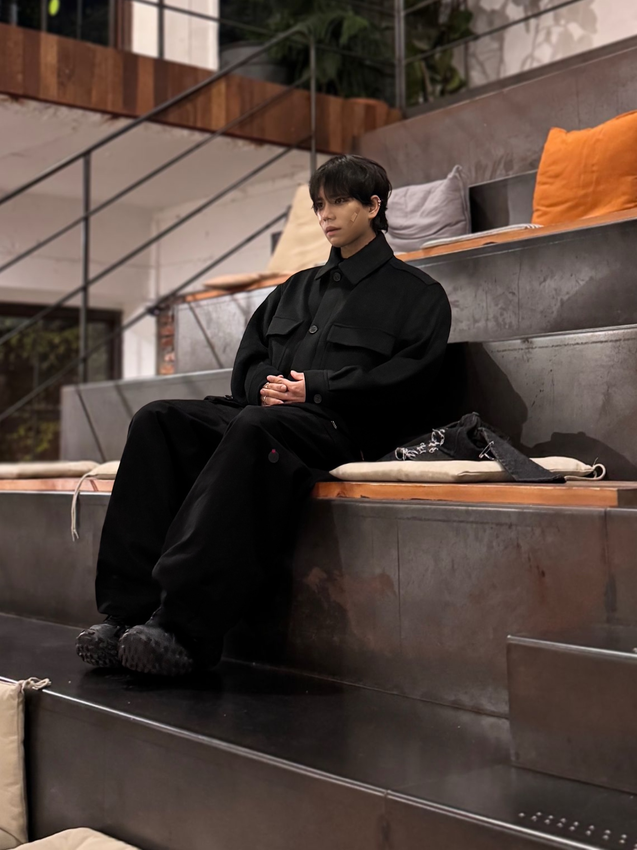 Balenciaga Defender Sneakers Black 착용 스타일 - 2