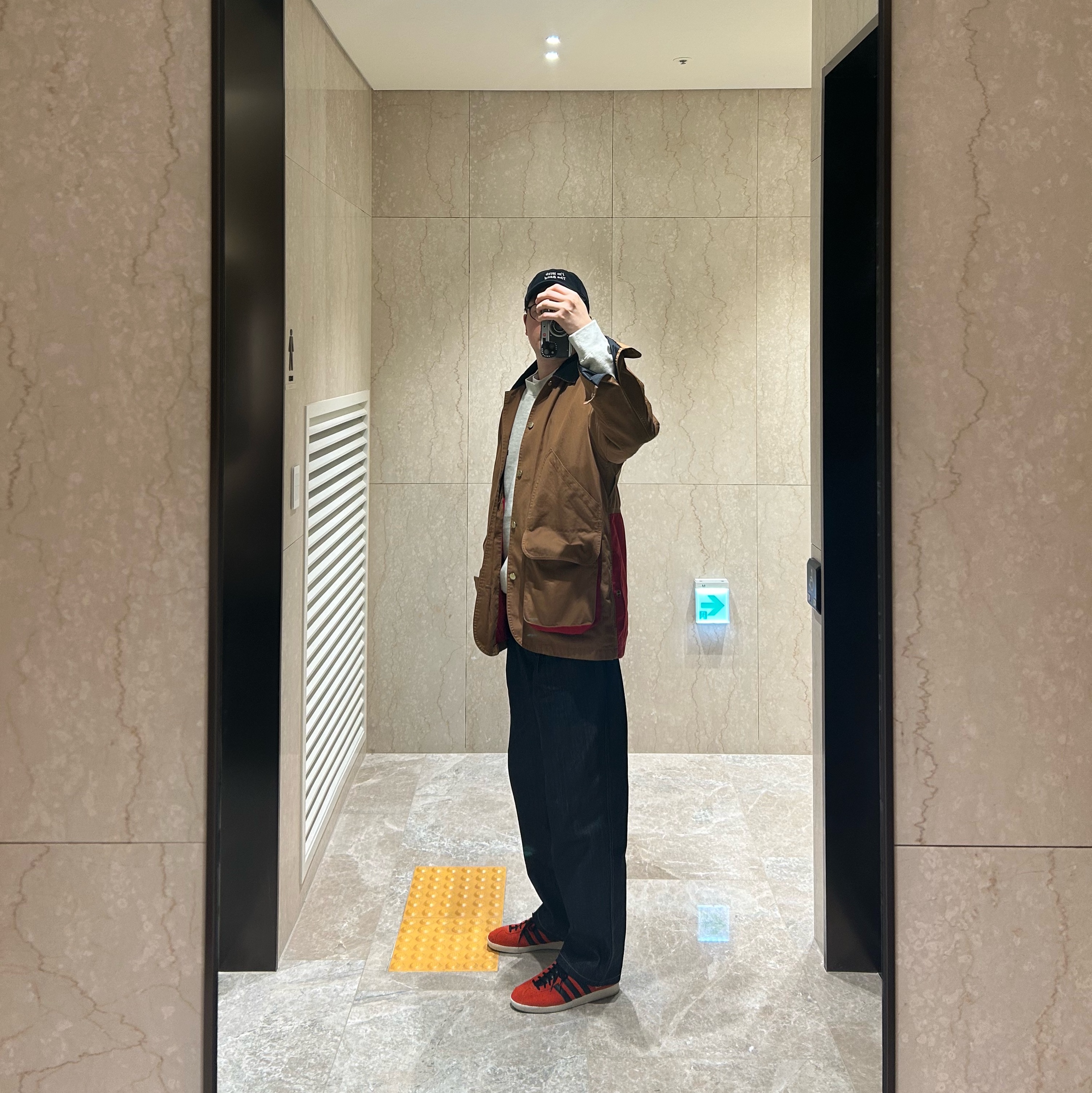 Carhartt WIP Heston Jacket Hamilton Brown Cherry, Adidas Gazelle Vintage True Orange 착용 스타일 - 2
