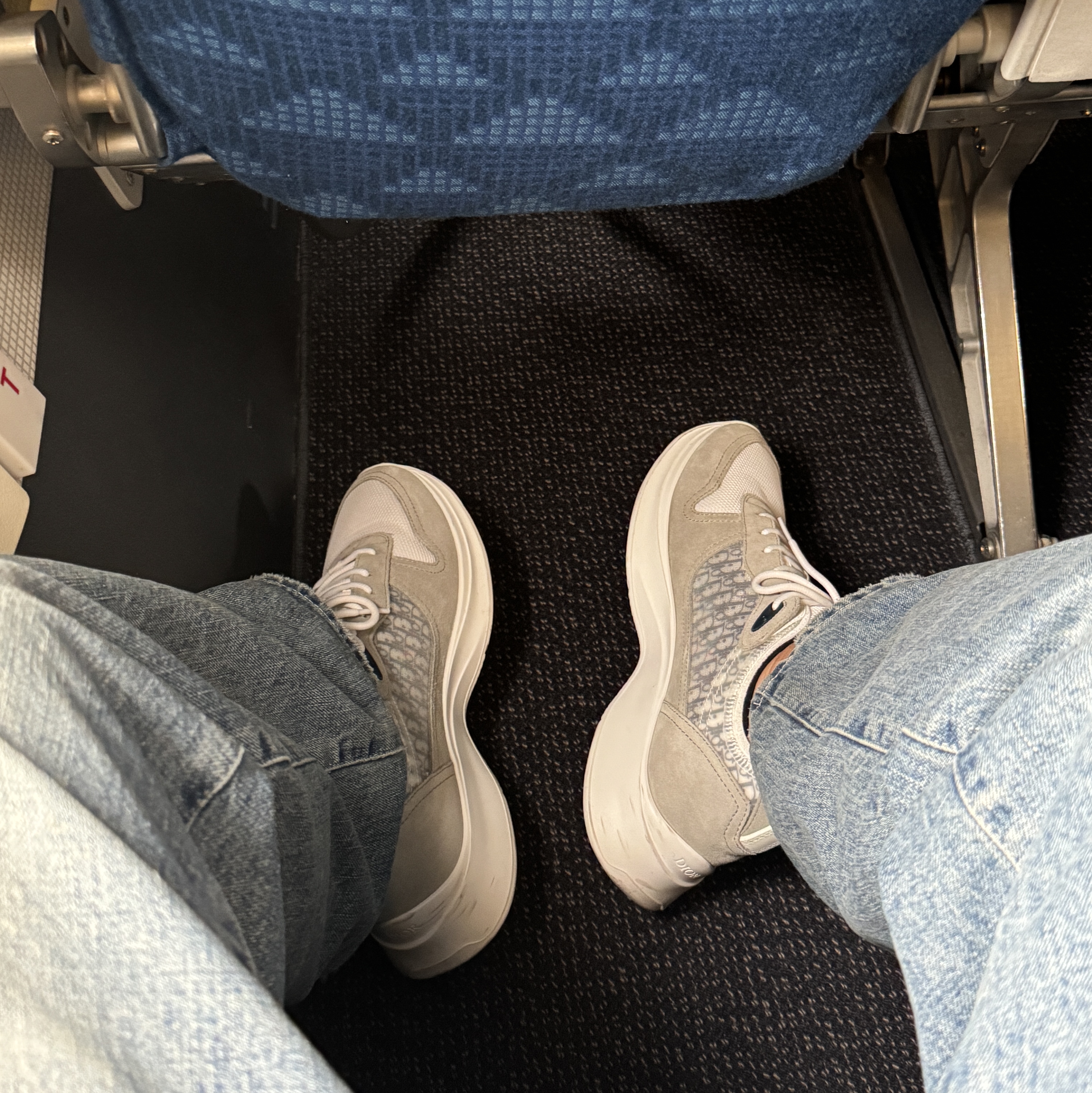 Dior B25 Runner Sneakers Gray Suede White Technical Mesh Blue White Dior Oblique Canvas 착용 스타일 - 2