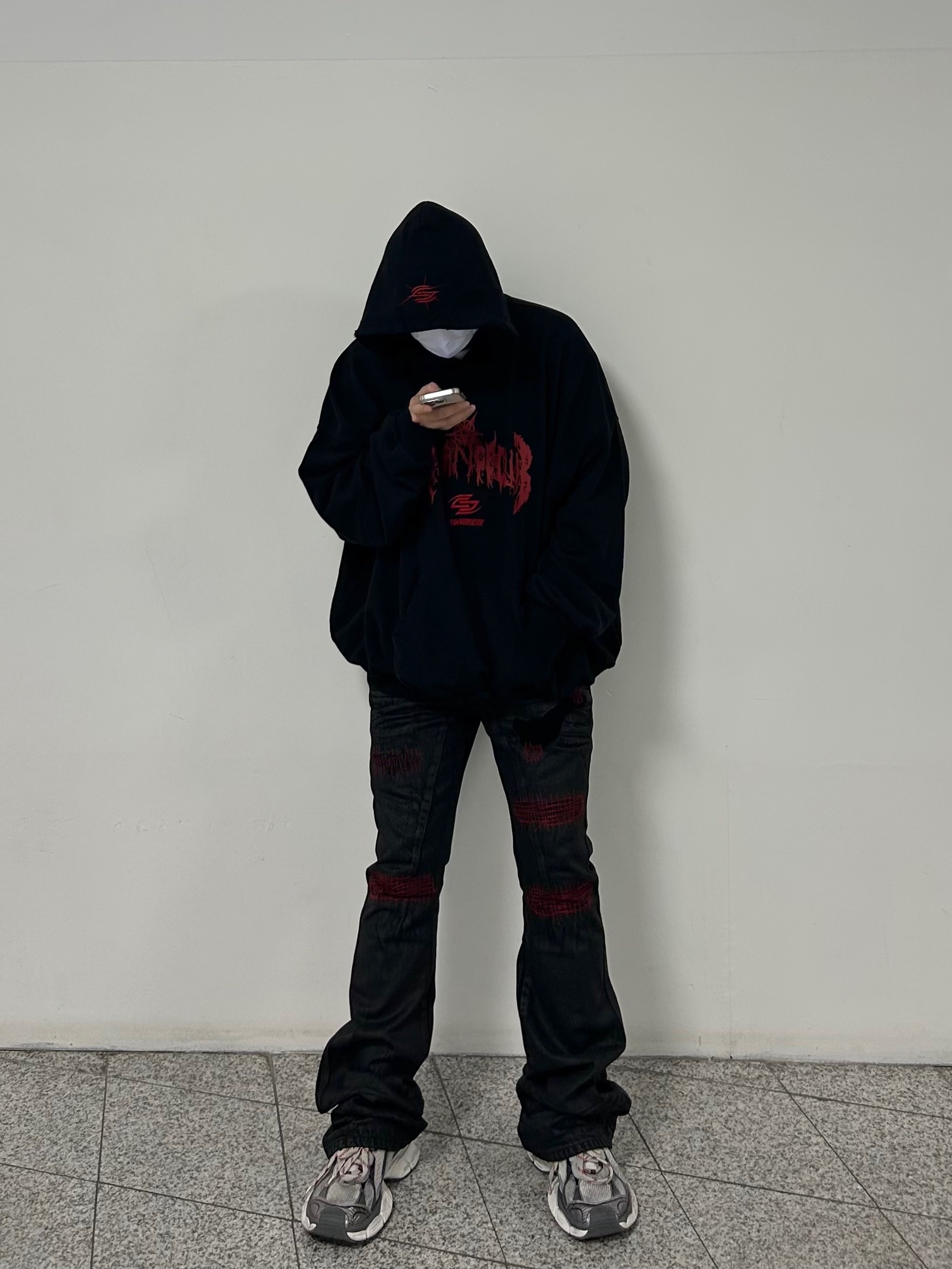 Undermycar x Emostanceclub Deremo Double Logo Oversized Hoodie Toreador - 23FW, Undermycar x Emostanceclub Emoun Destroyed Cowhide Suede Red Stitch Denim Toreador - 23FW 착용 스타일 - 3