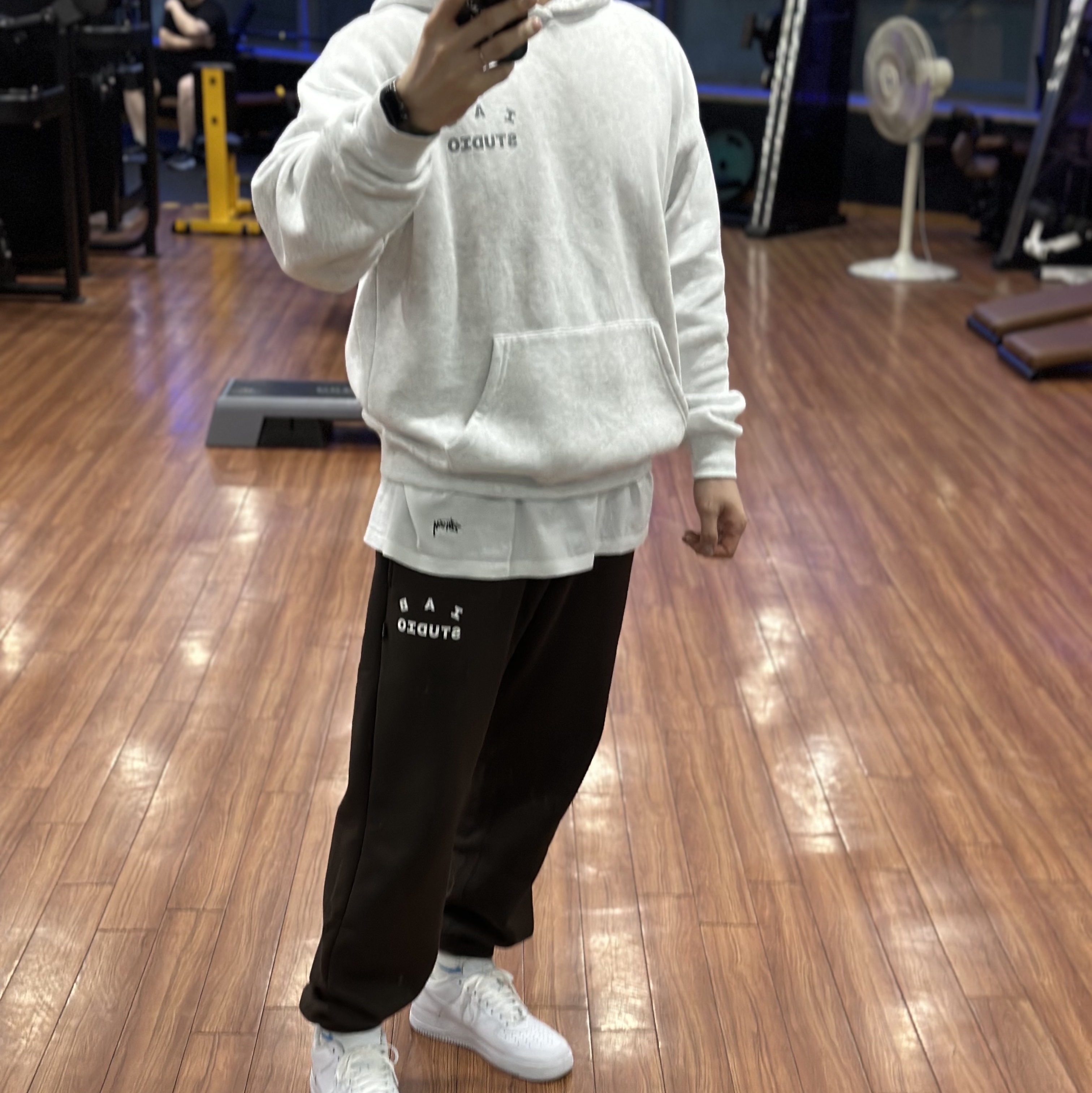IAB Studio Sweatpants Brown, IAB Studio Hoodie Light Gray 착용 스타일 - 1