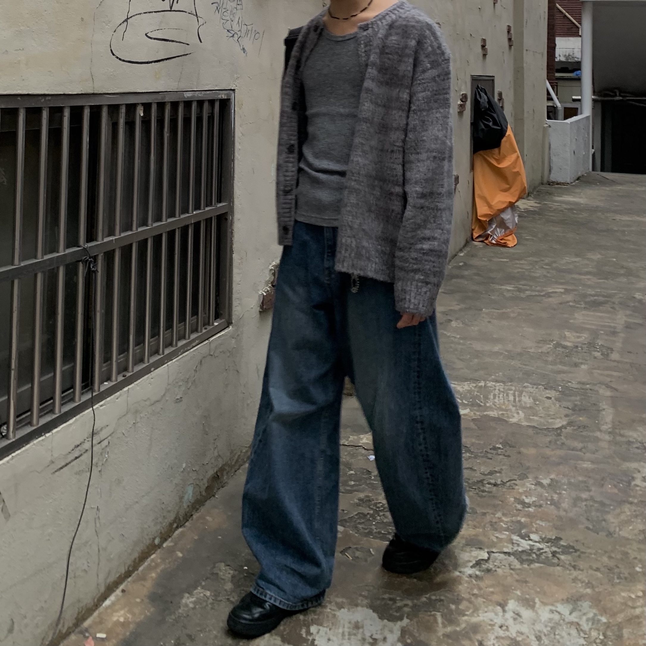 Nike Air Force 1 '07 Low Triple Black 착용 스타일