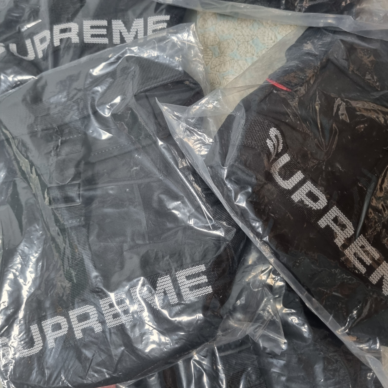 Supreme Field Side Bag Black - 23SS 착용 스타일
