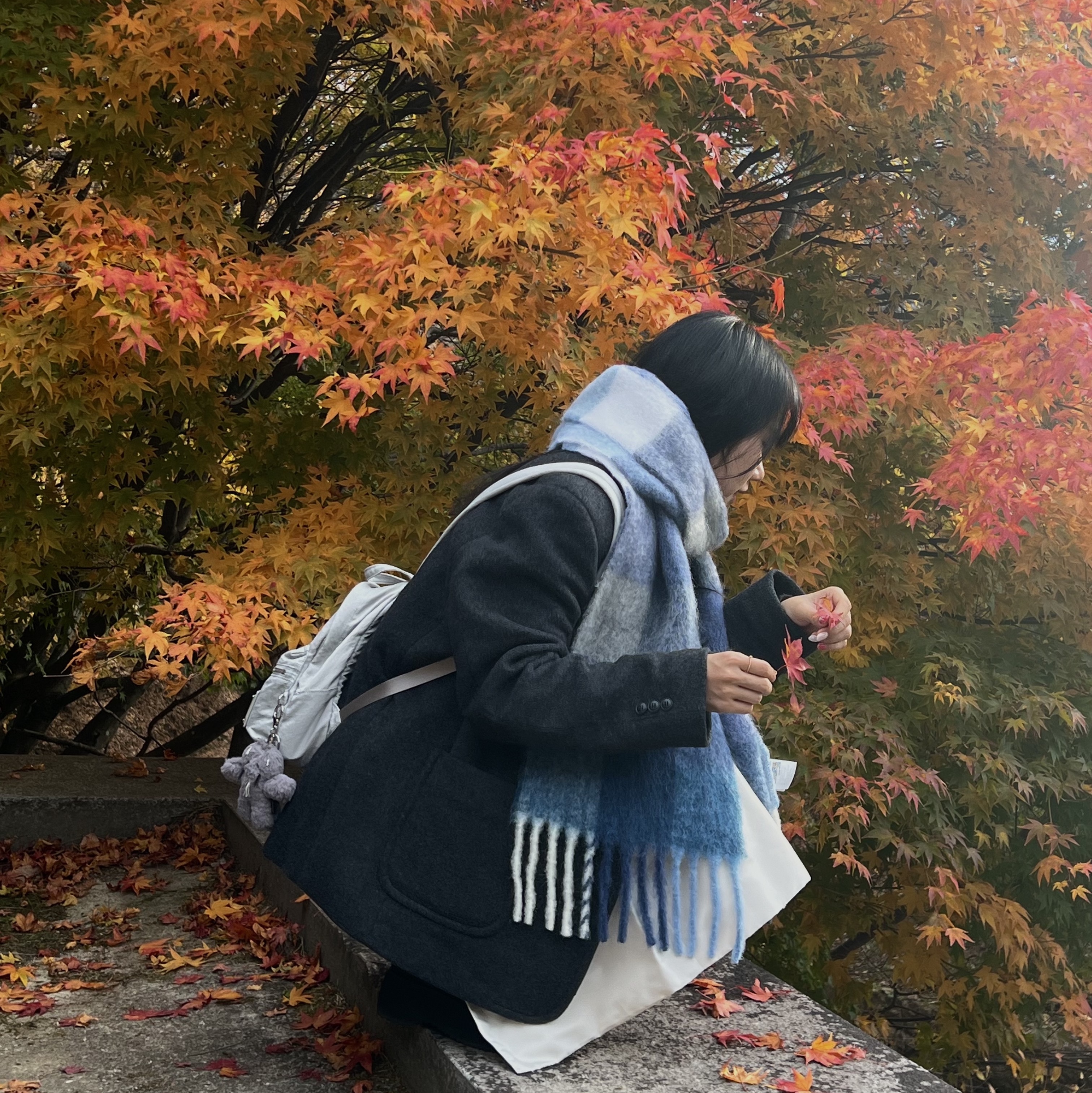 Acne Studios Mohair Checked Muffler Indigo Grey Light Blue, Matin Kim Baby Cargo Allday Backpack Light Grey 착용 스타일 - 1