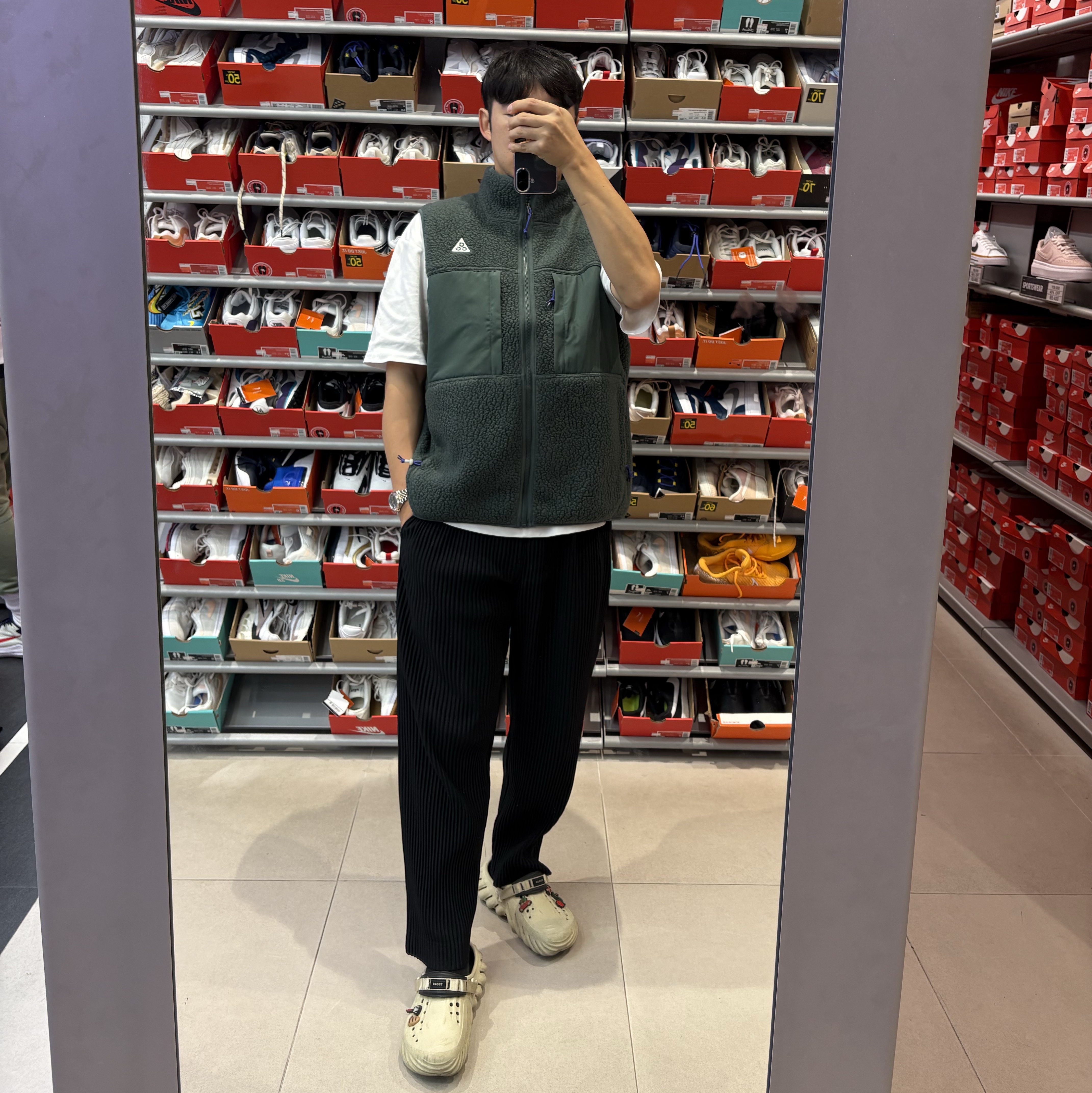 Nike ACG Arctic Wolf Vest Vintage Green - Asia, Crocs Echo Clog Bone Black 착용 스타일