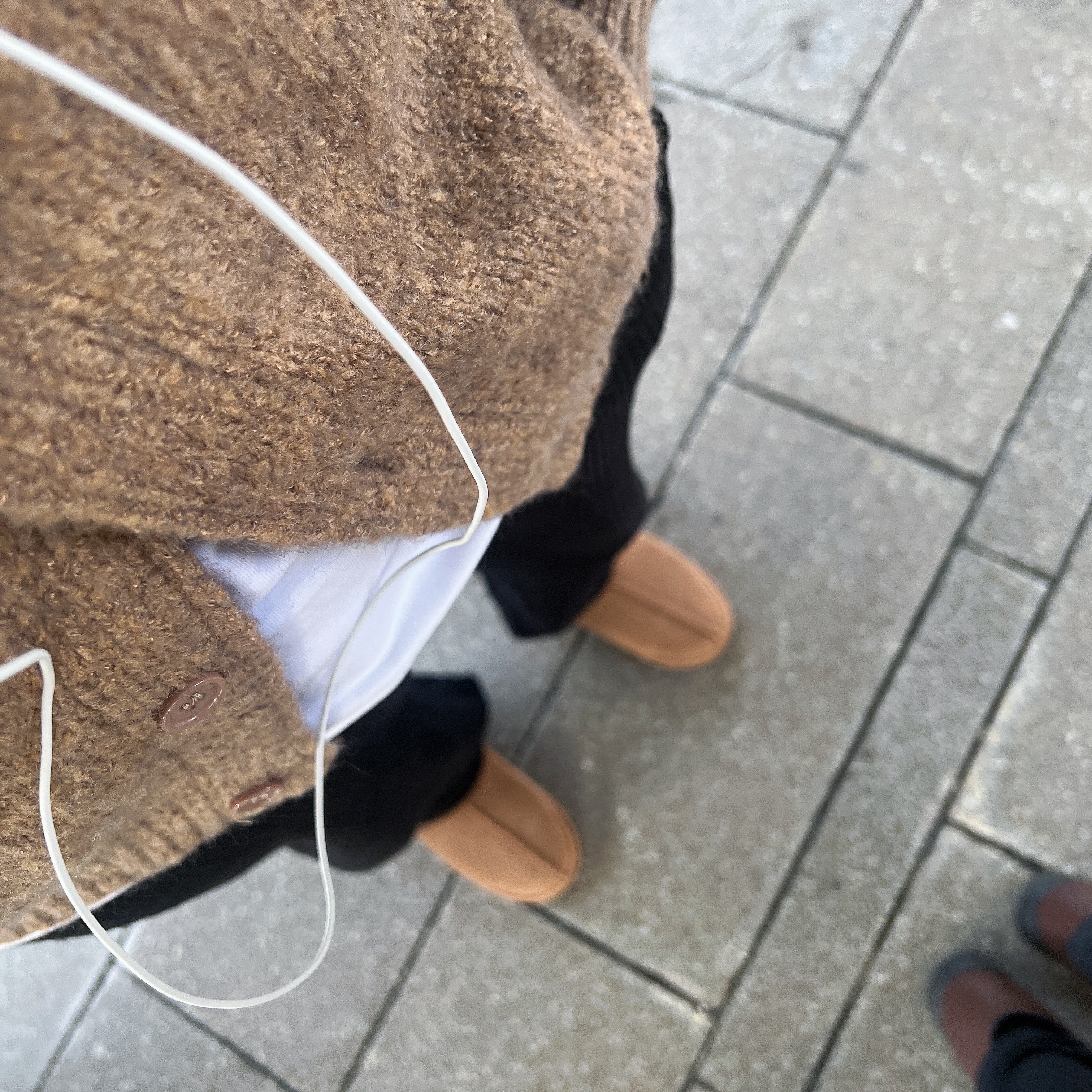 UGG Tasman Slipper Chestnut 착용 스타일
