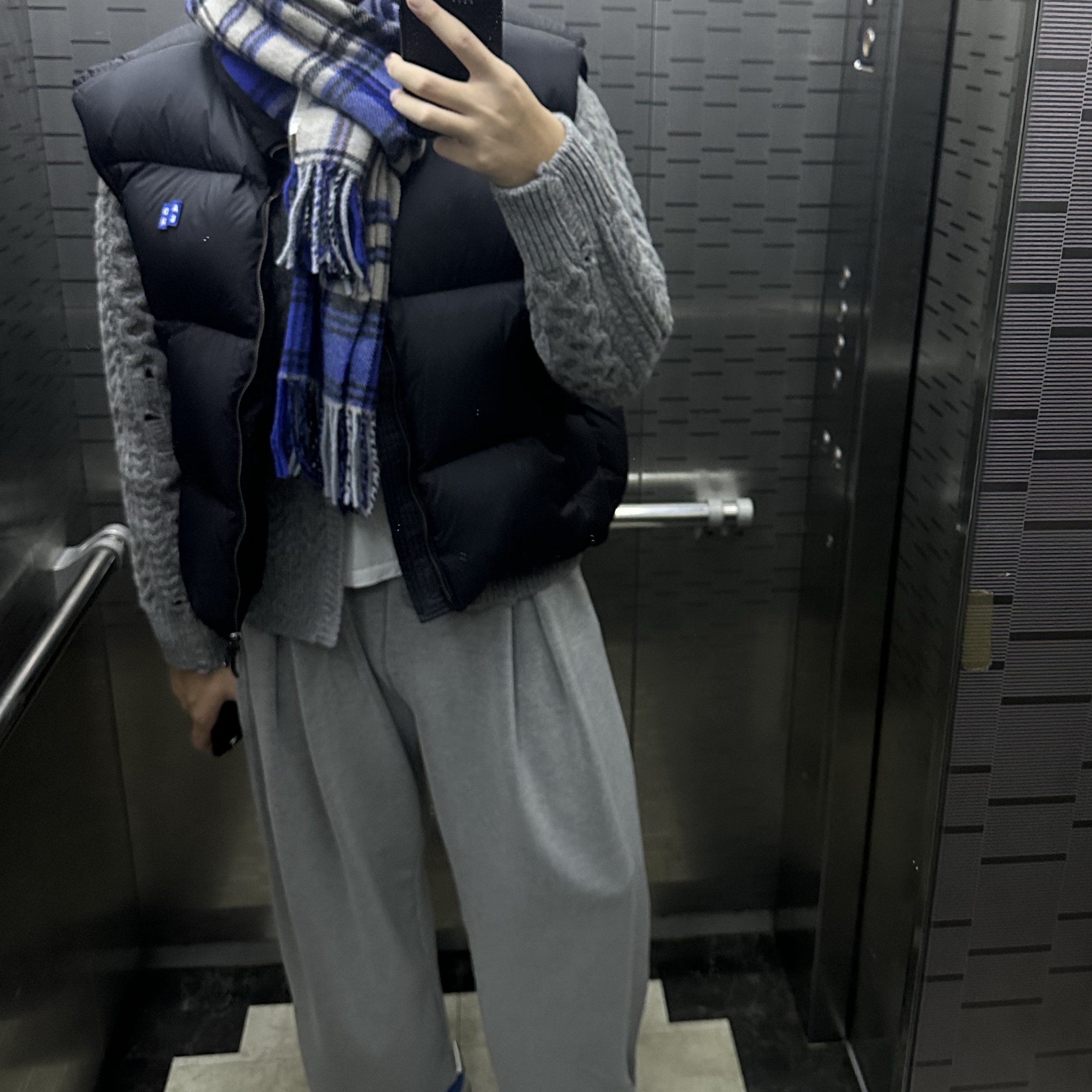 Ader Error Revint Plaid Muffler Z-Blue, Ader Error Sig; TRS Tag Puffer Vest 01 Noir 착용 스타일