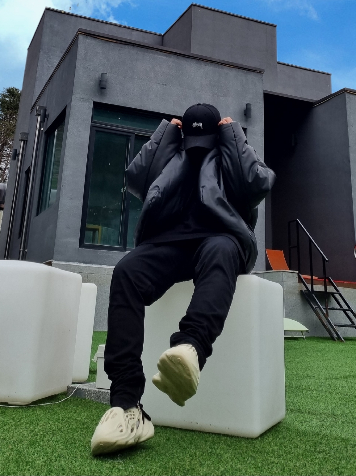 Yeezy Gap Round Jacket Black, Adidas Yeezy Foam RNNR Sand 착용 스타일