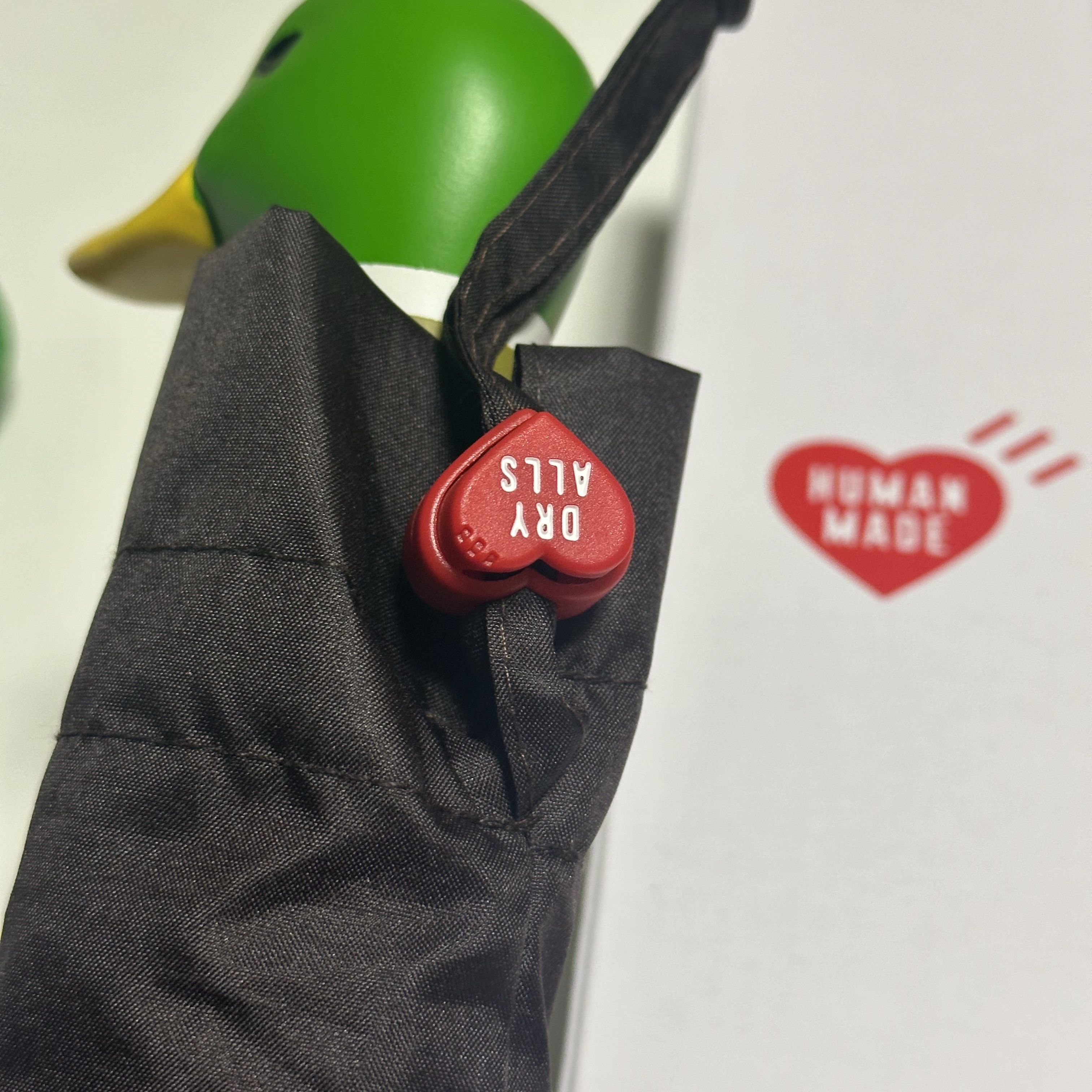 Human Made Duck Compact Umbrella Brown 착용 스타일 - 2