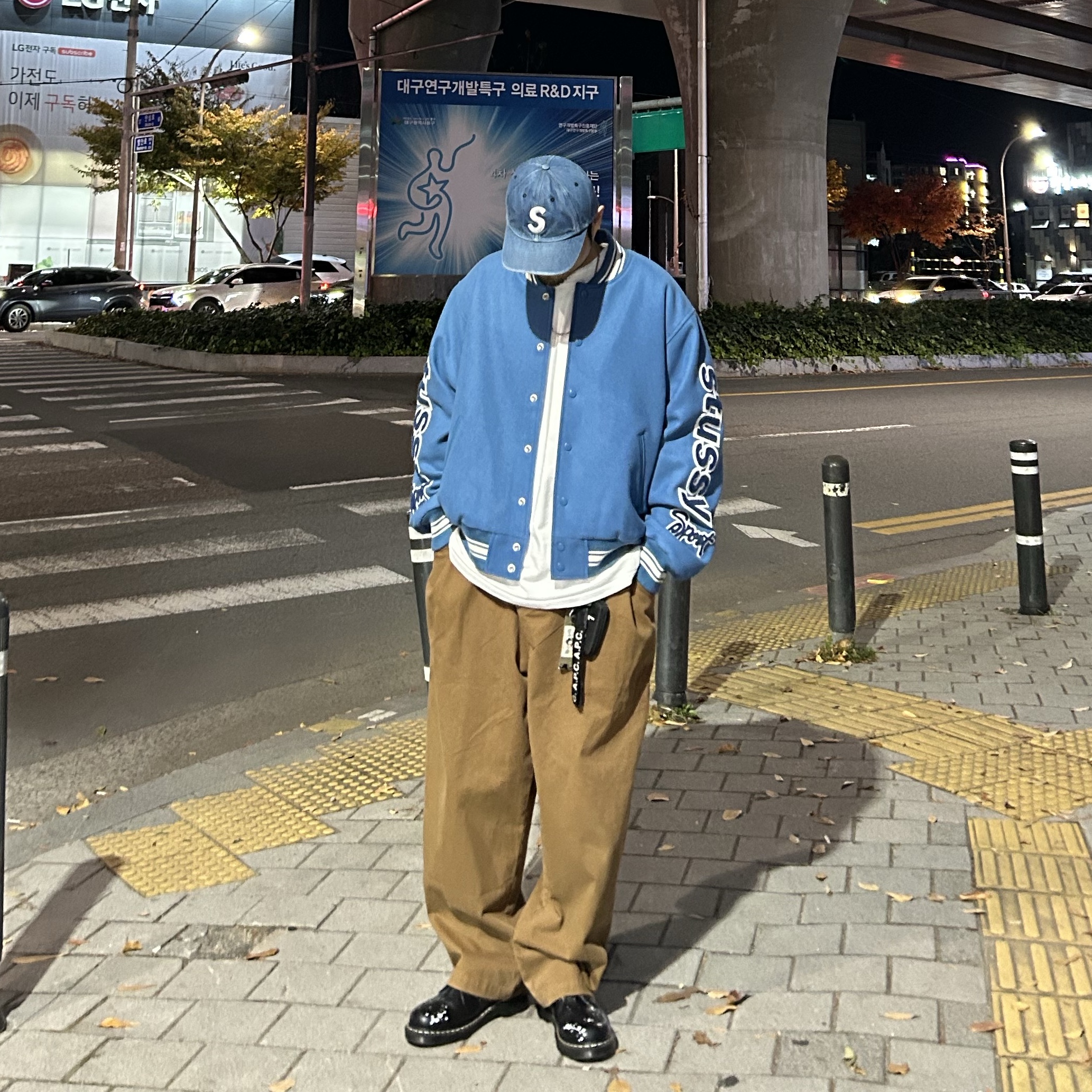 Stussy Competition Varsity Jacket Blue, Human Made Striped Web Belt Olive Drab 착용 스타일