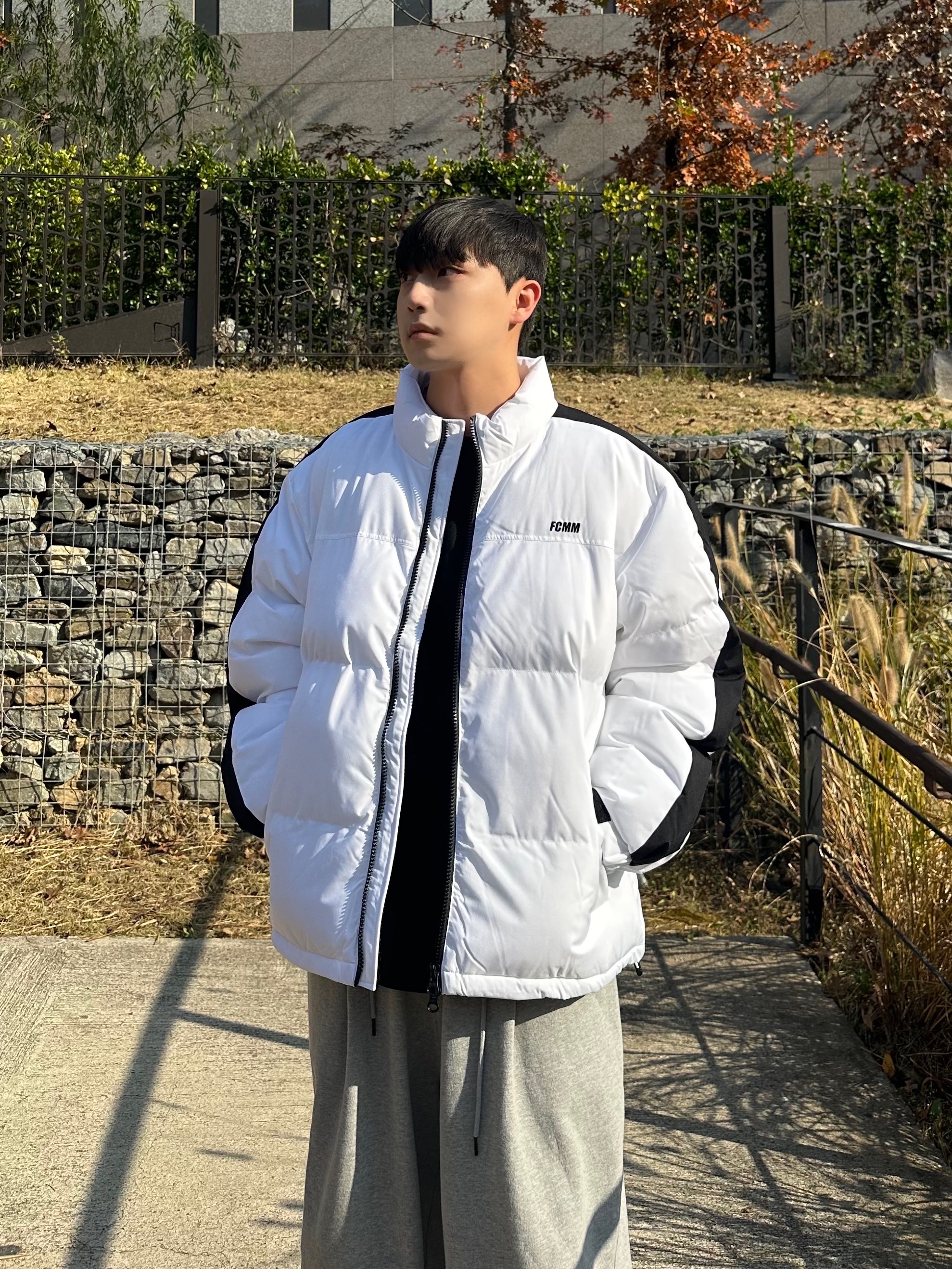 Balenciaga Cargo Sneakers White Grey 착용 스타일 - 2