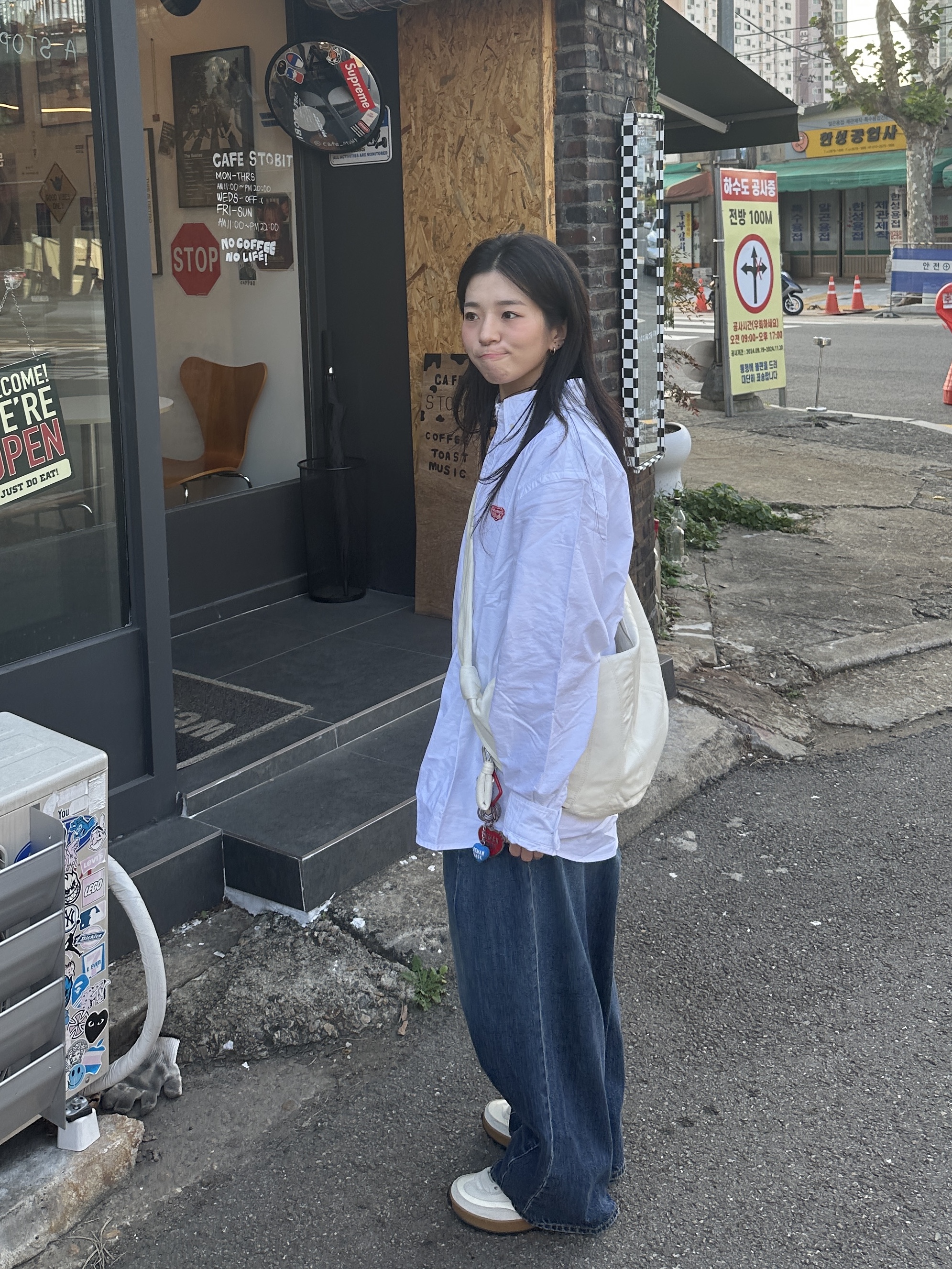 Lemaire Large Croissant Bag Soft Nappa Leather White, Needles H.D. Jean Pants Indigo 착용 스타일