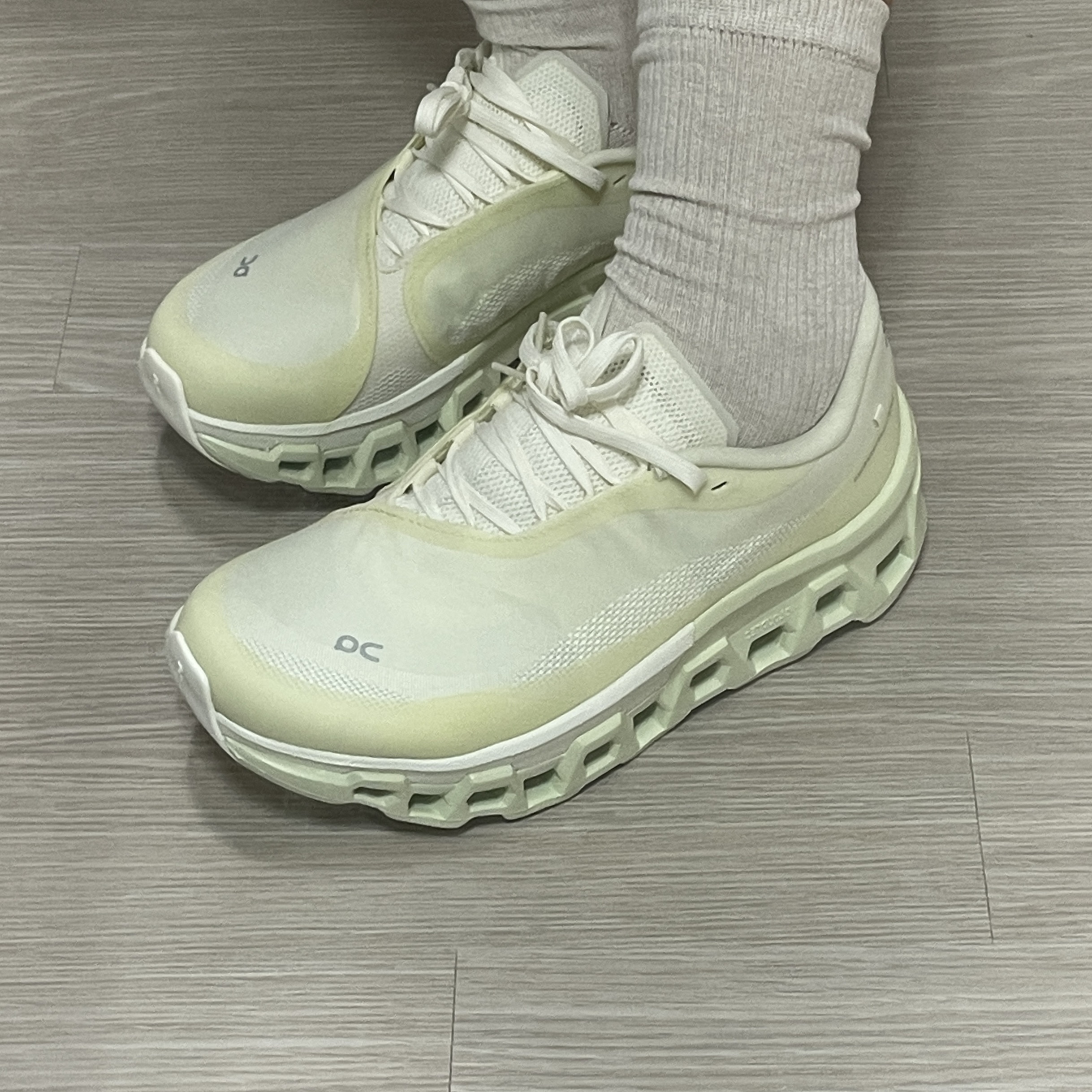 (W) On Running x Post Archive Faction (Paf) Cloudmonster 2 Seedling White 착용 스타일 - 2