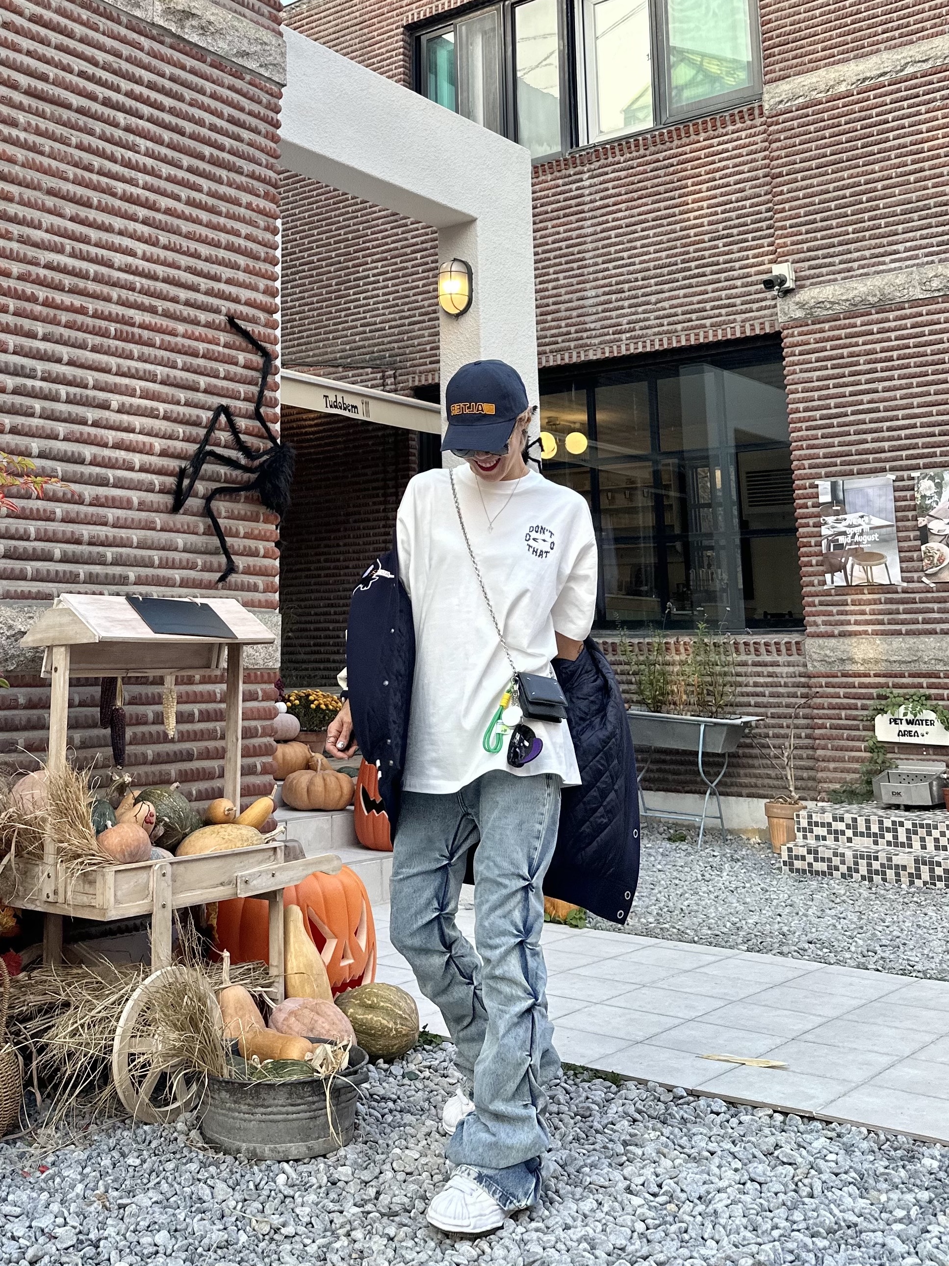Maison Mihara Yasuhiro Blakey OG Sole Leather Low-top Sneakers White, Maison Margiela Small Leather Chain Wallet Black 착용 스타일 - 7