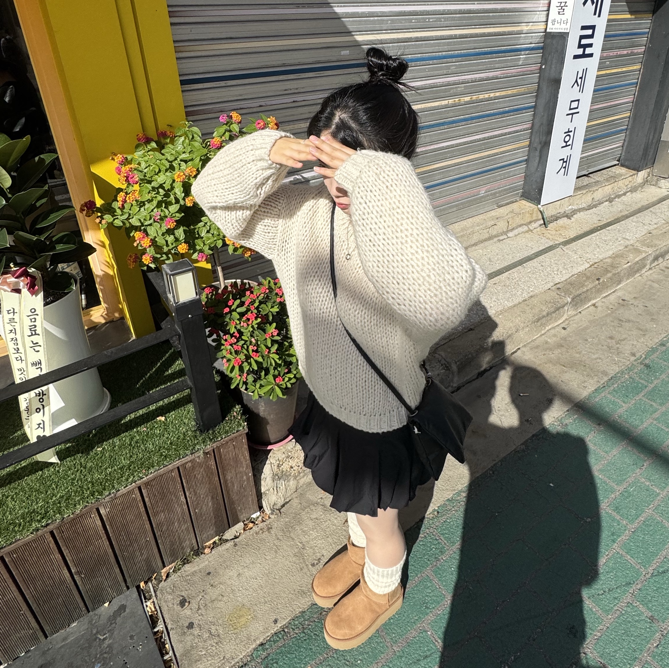 (W) UGG Classic Mini Platform Boots Chestnut 착용 스타일 - 4