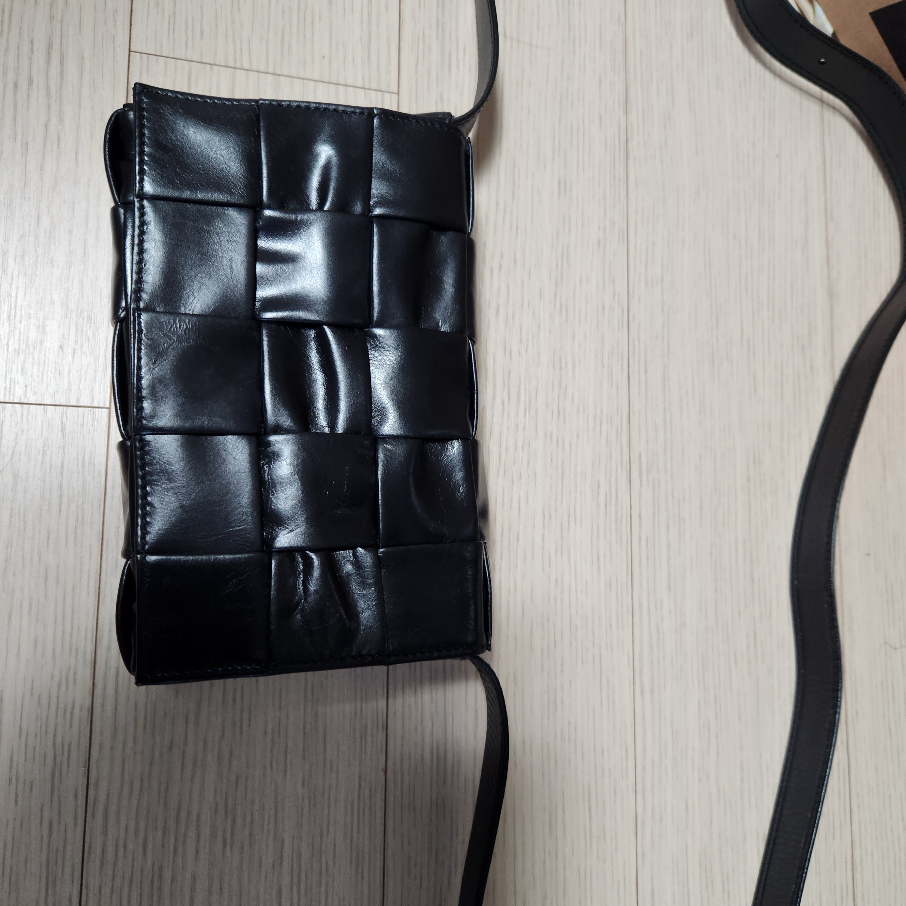 Bottega Veneta Small Leather Cassette Black 착용 스타일 - 2