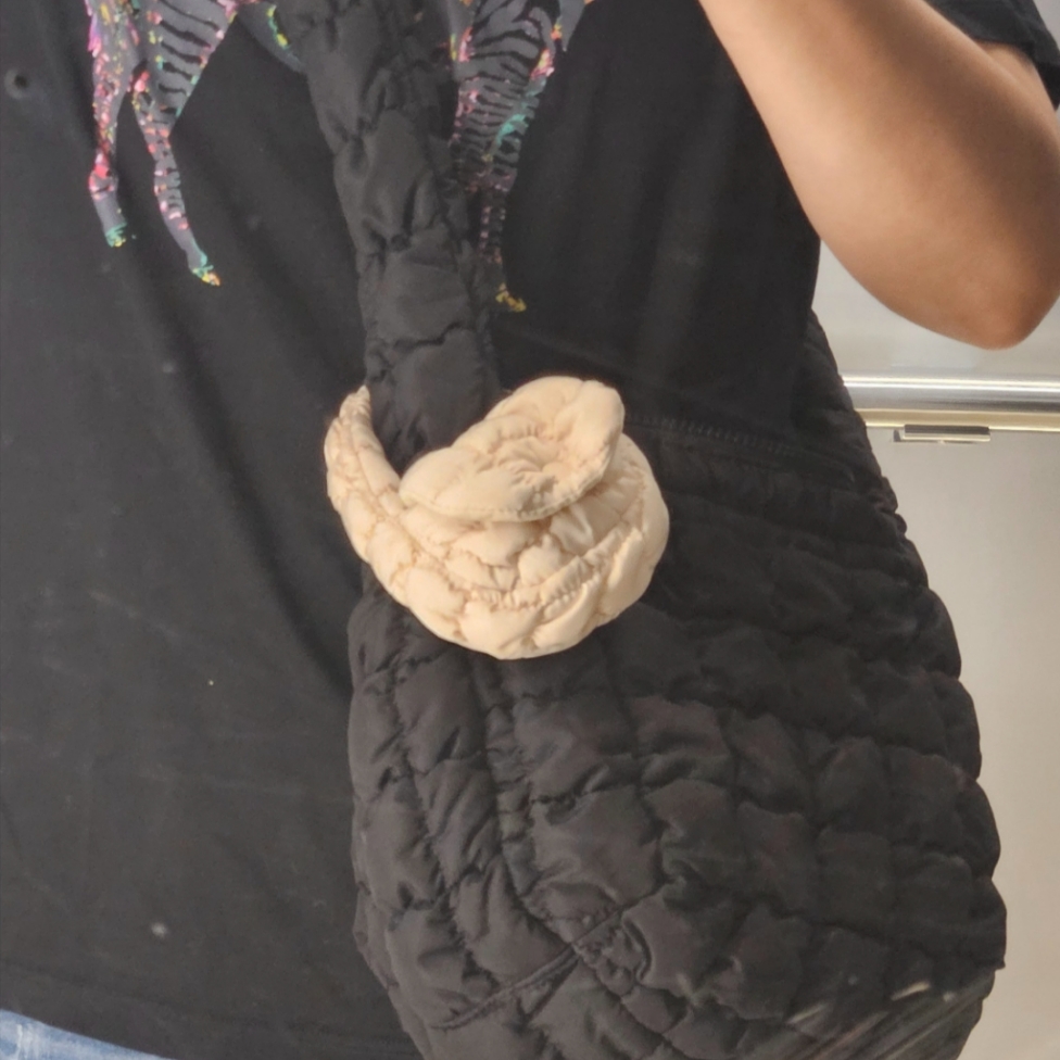 COS Quilted Messenger Bag Black 착용 스타일 - 2