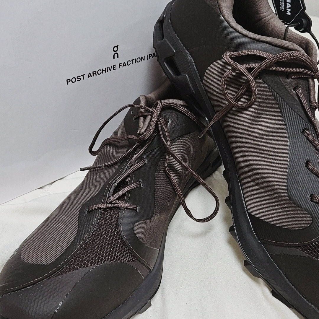 On Running x Post Archive Faction (Paf) Cloudventure Peak Cacao Espresso 착용 스타일 - 3