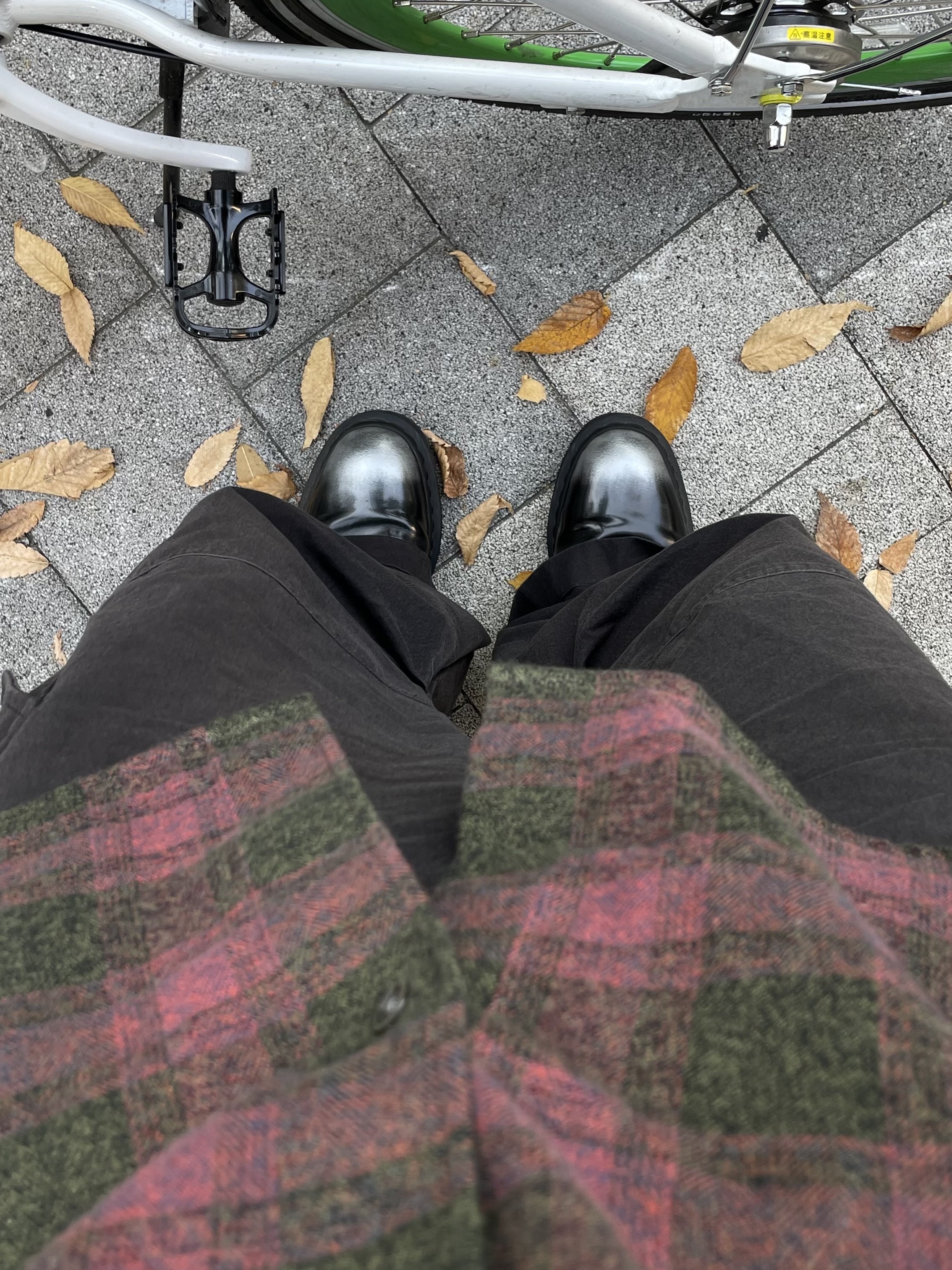 Dr. Martens x Supreme 1461 Gray Silver 착용 스타일
