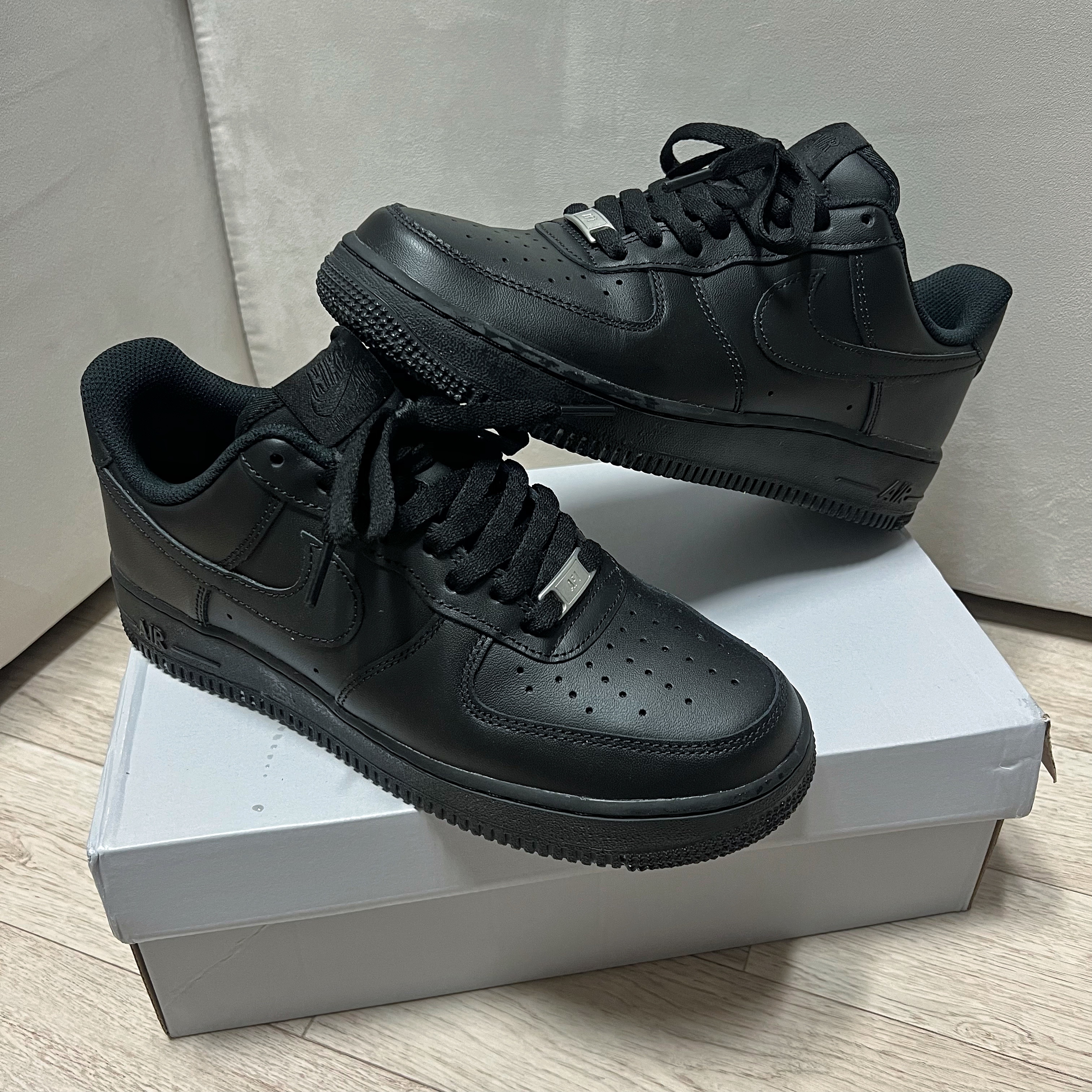 Nike Air Force 1 '07 Low Triple Black 착용 스타일