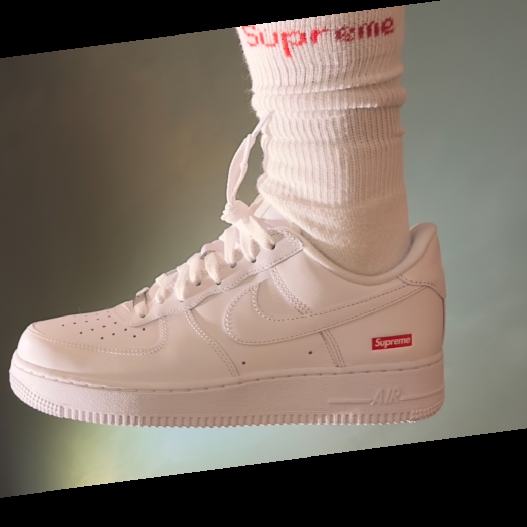 Nike x Supreme Air Force 1 Low White, Supreme Hanes Crew Socks White (4 Pack) 착용 스타일 - 3