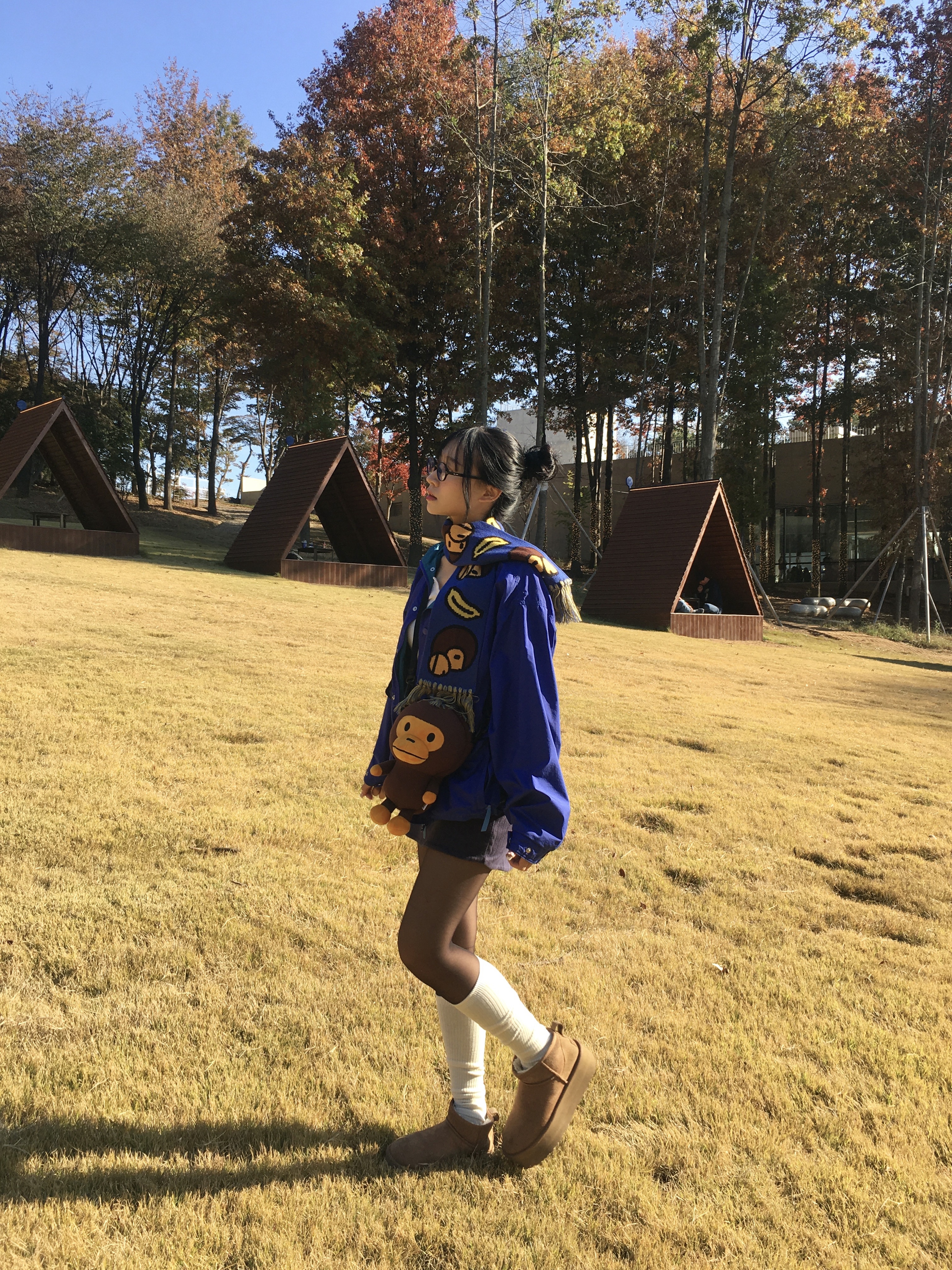BAPE Baby Milo Plush Cross Bag Brown 착용 스타일 - 4