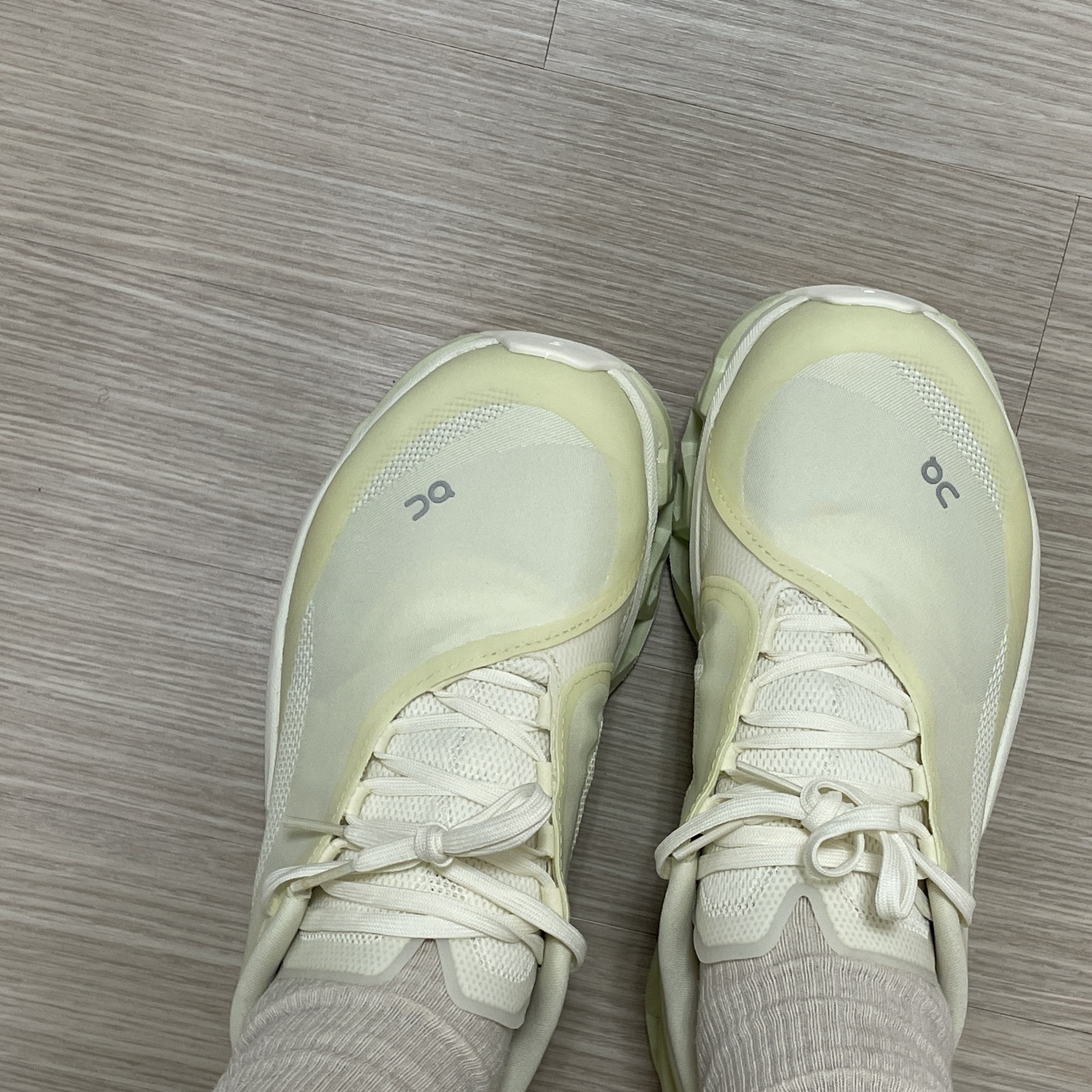 (W) On Running x Post Archive Faction (Paf) Cloudmonster 2 Seedling White 착용 스타일 - 1