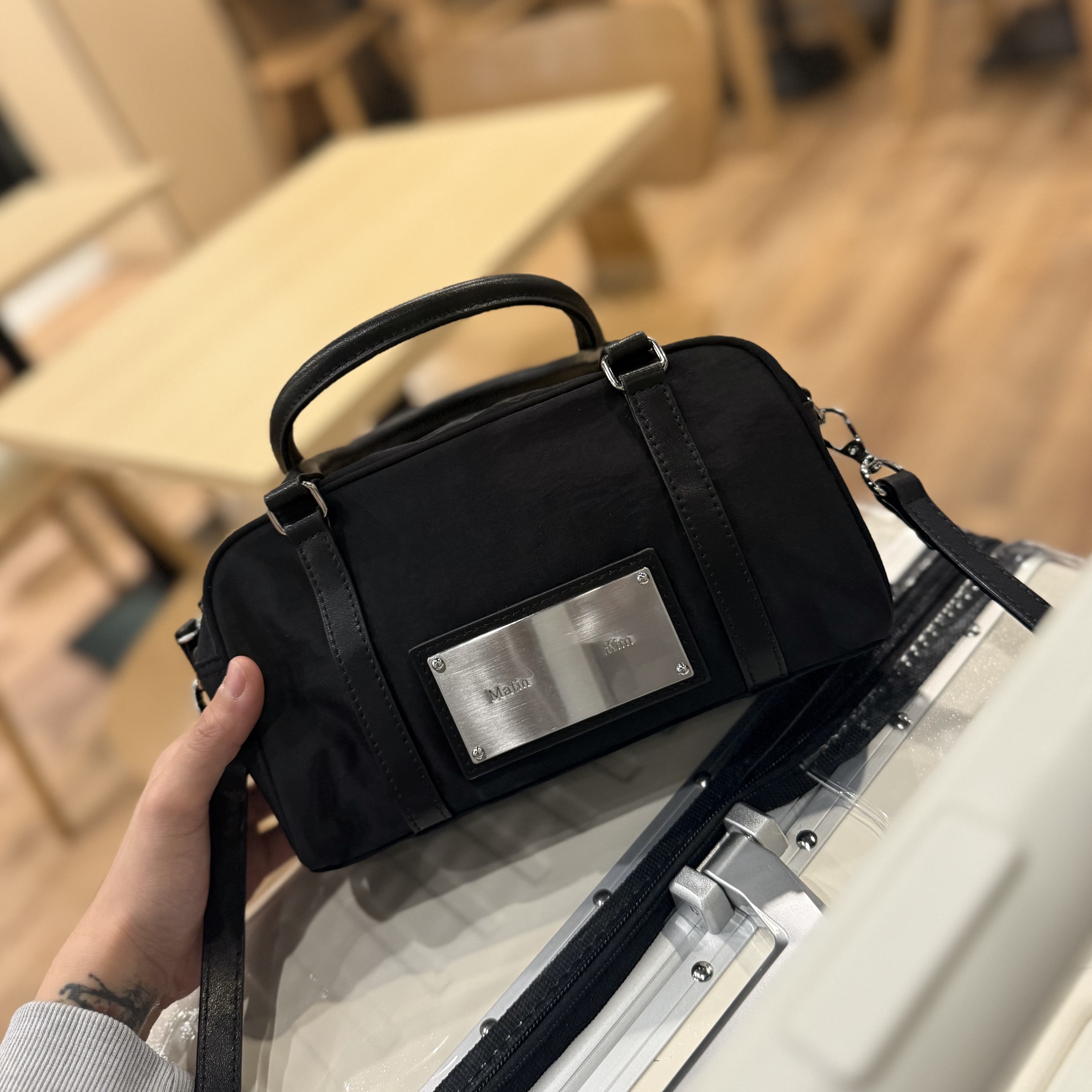 Matin Kim Baby Sporty Tote Bag Black 착용 스타일