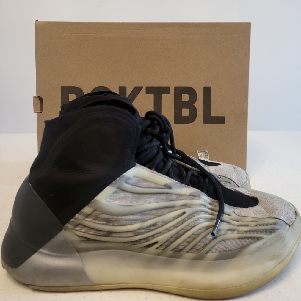 Adidas Yeezy QNTM BSKTBL 착용 스타일