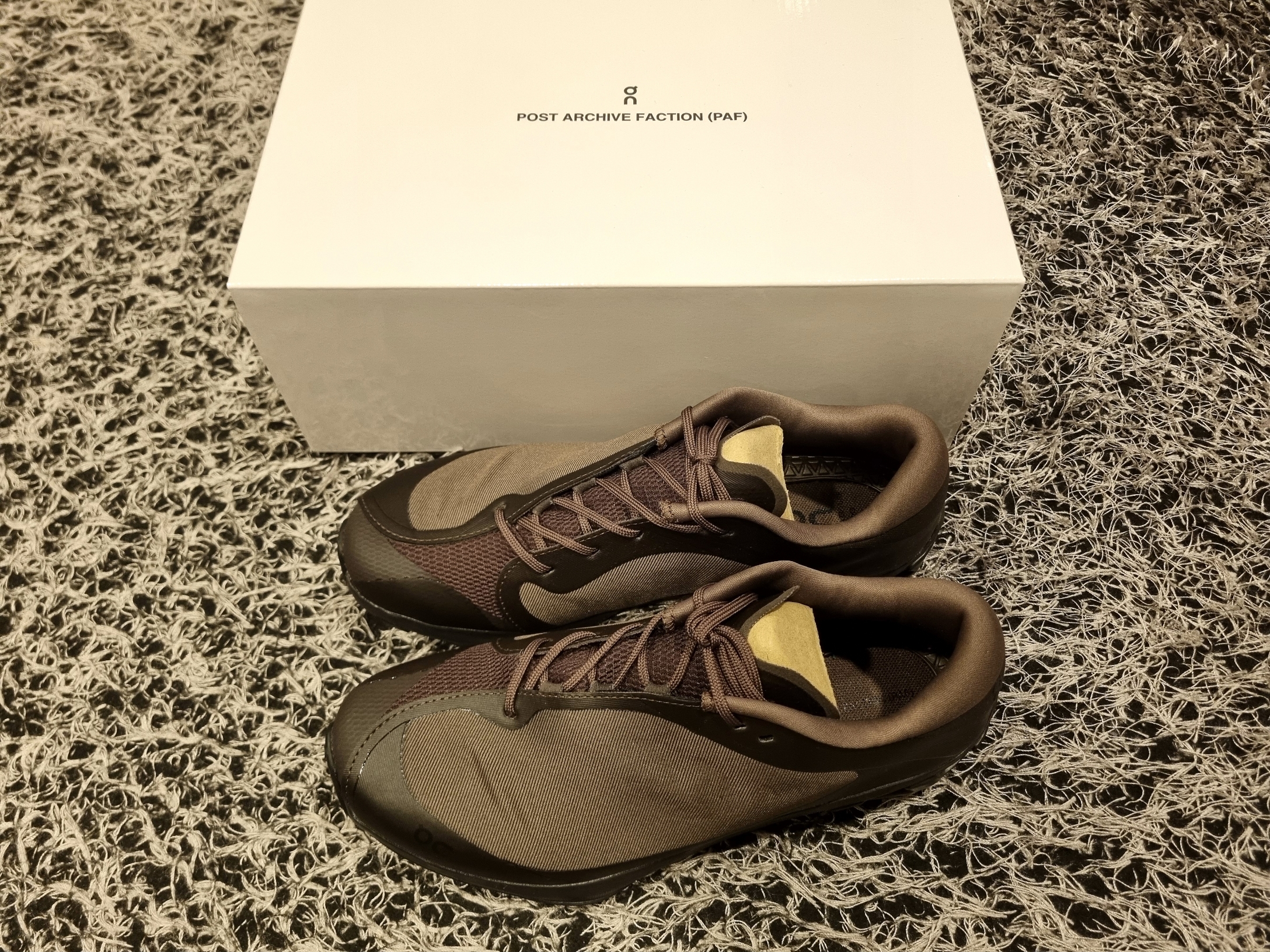 (W) On Running x Post Archive Faction (Paf) Cloudventure Peak Cacao Espresso 착용 스타일 - 7