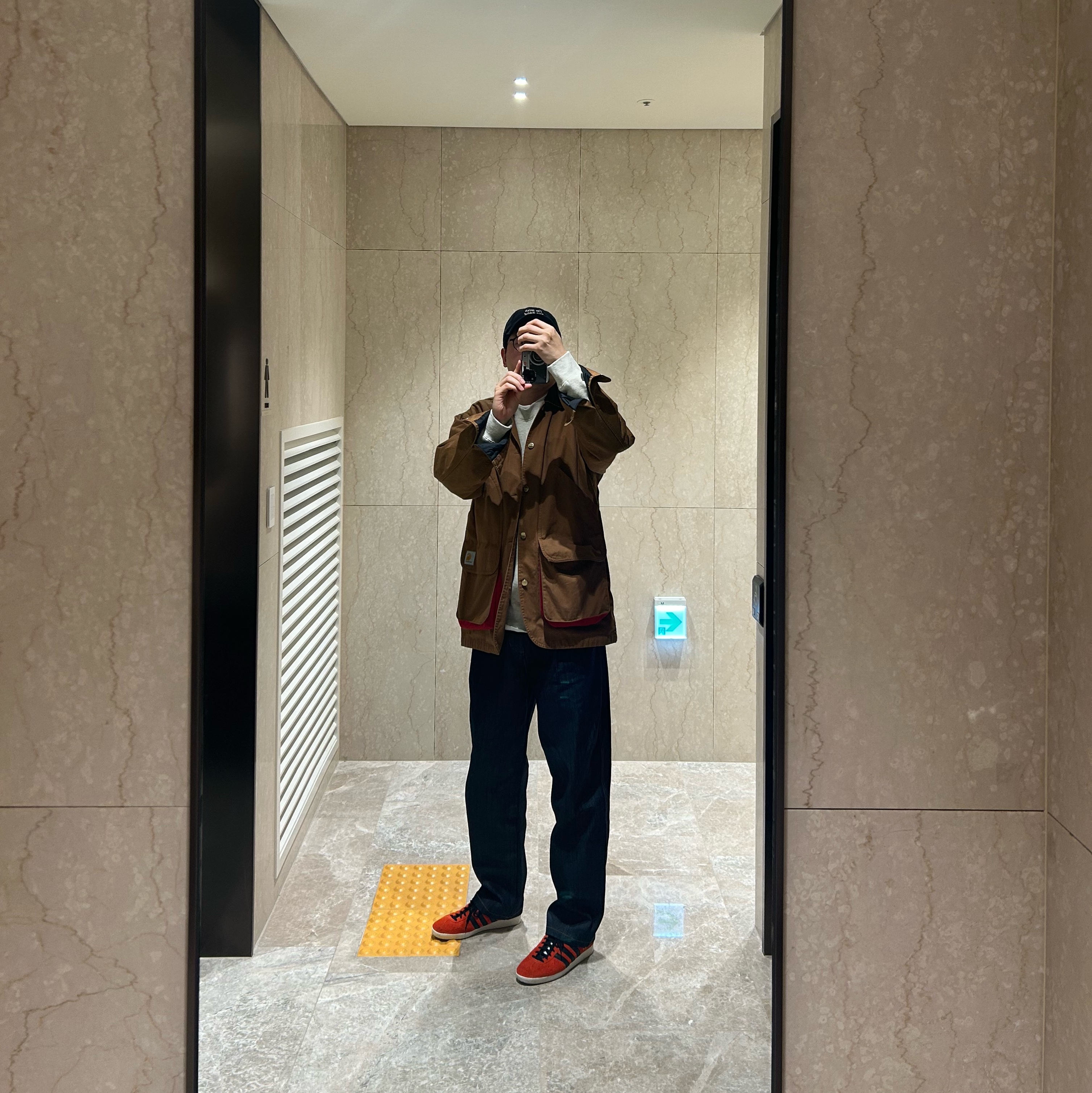 Carhartt WIP Heston Jacket Hamilton Brown Cherry, Adidas Gazelle Vintage True Orange 착용 스타일 - 1