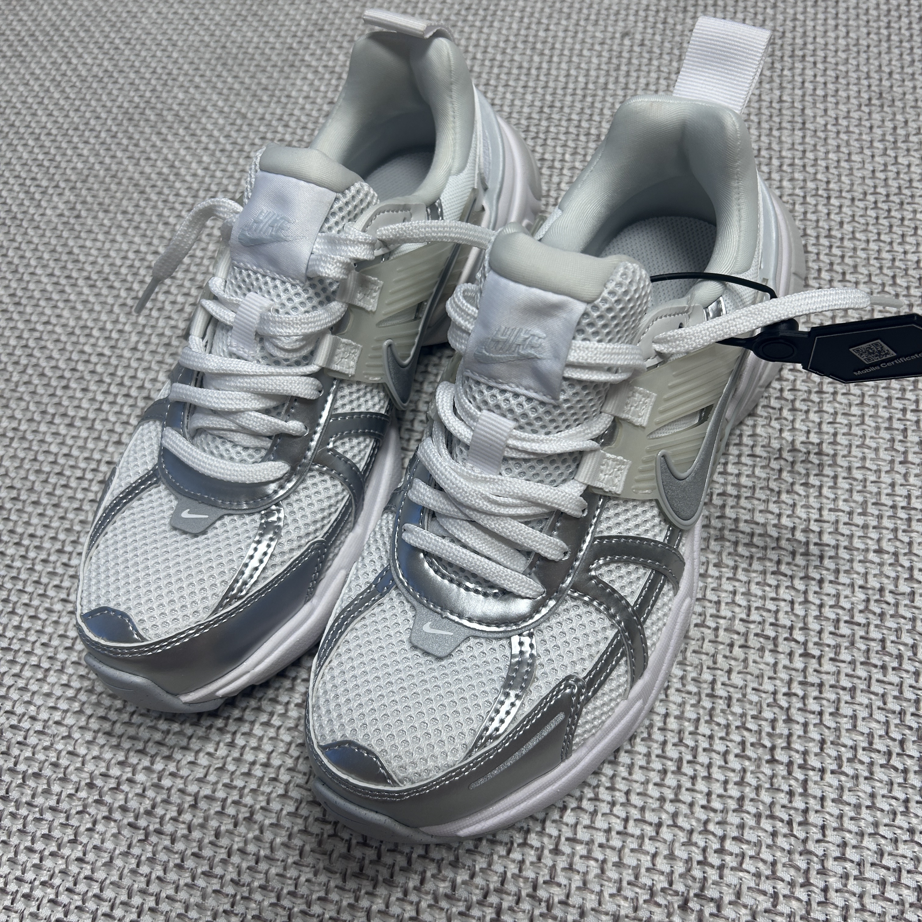 Nike V2K Run Metallic Silver White 착용 스타일