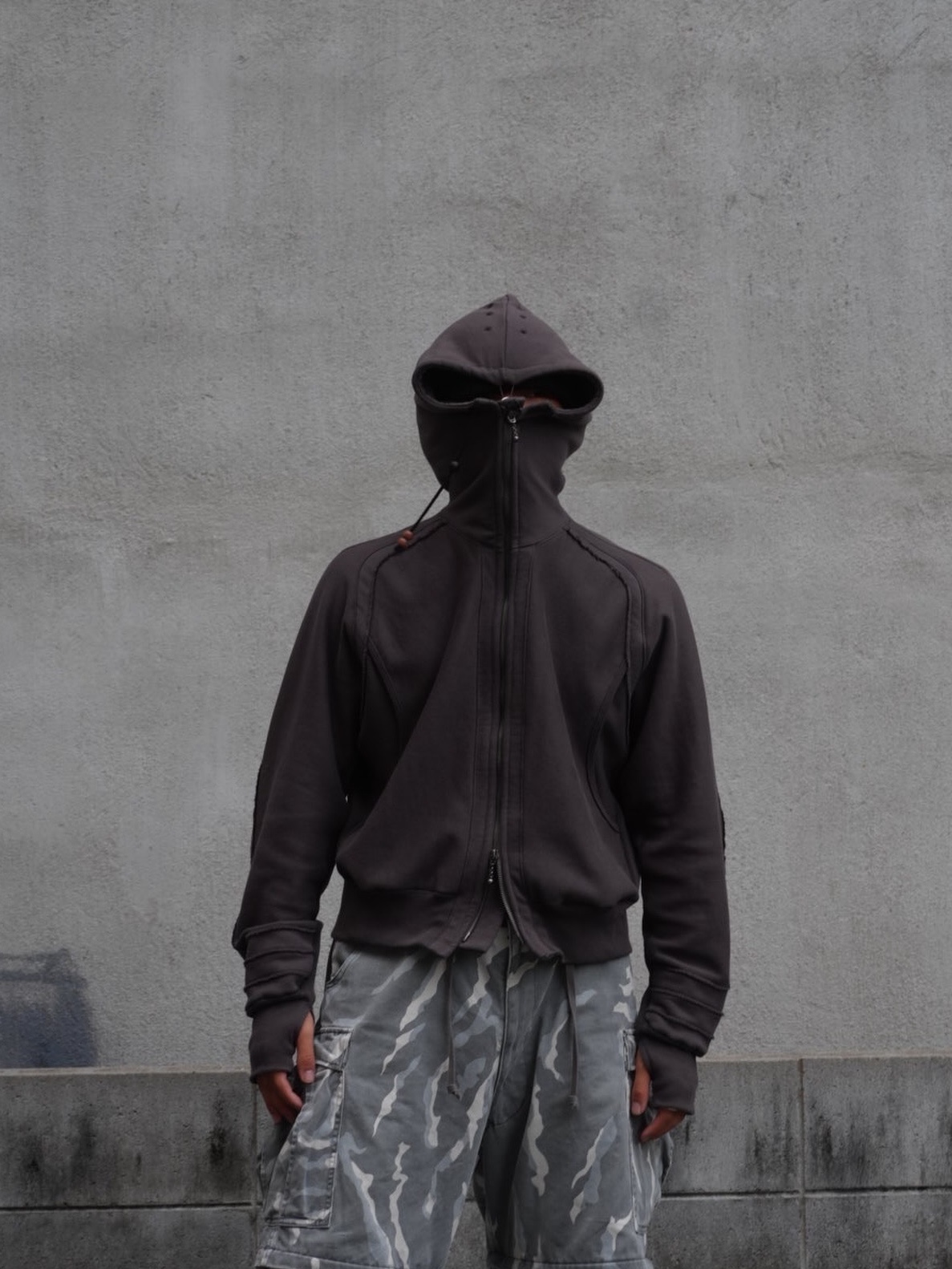 [KREAM 단독] Jian Ye Orbit Hood Charcoal - 24FW 착용 스타일 - 1