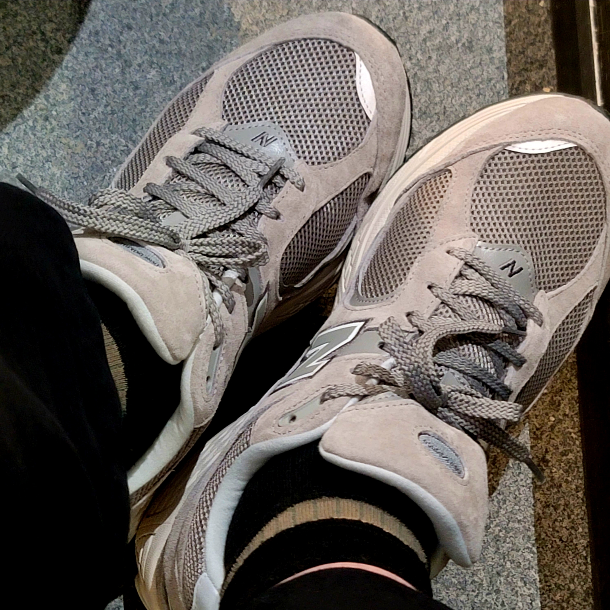 New Balance 2002R Grey 착용 스타일 - 2