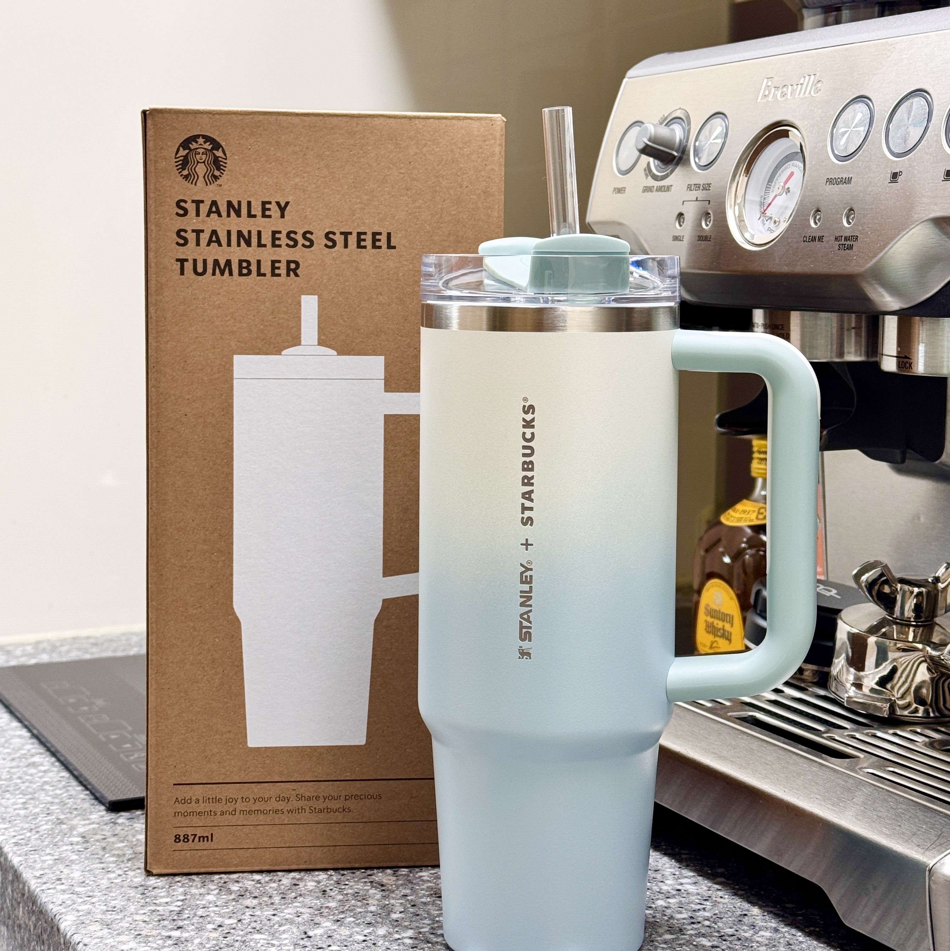 Starbucks SS Holiday Friends Quencher Tumbler 887ml 착용 스타일
