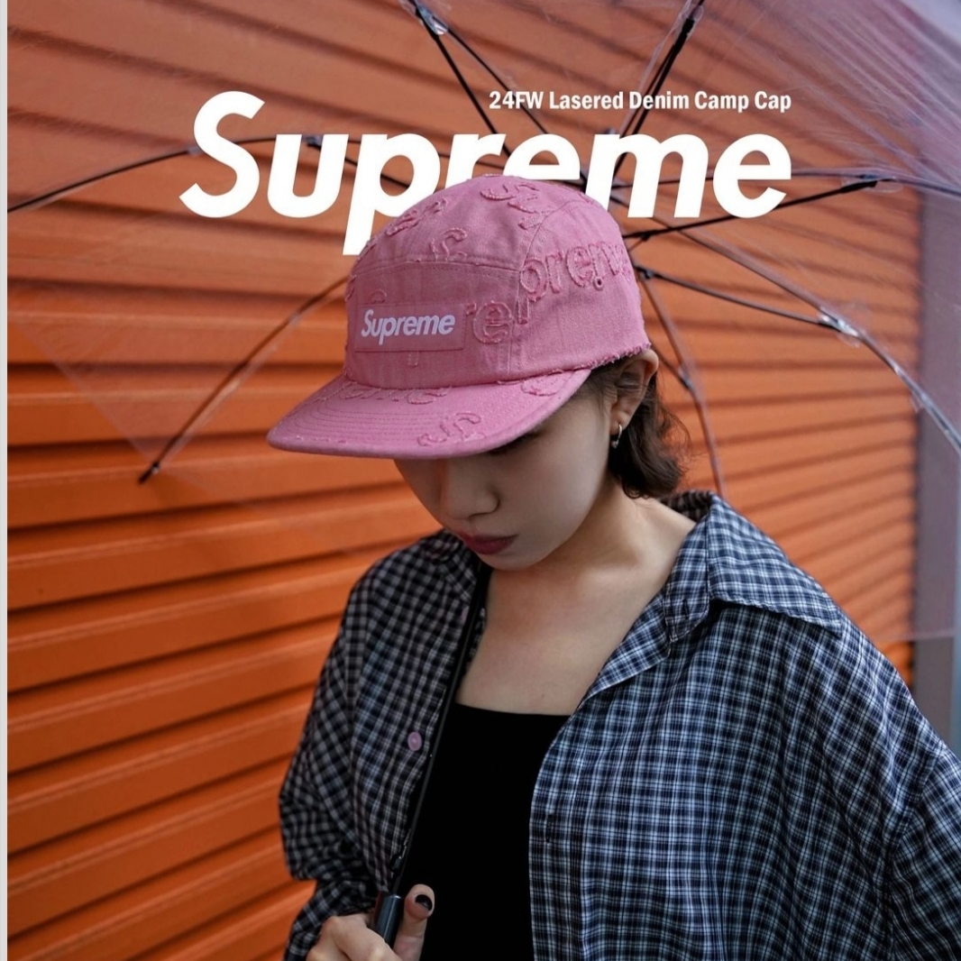 Supreme Lasered Denim Camp Cap Pink - 24FW, Supreme Lasered Denim Camp Cap Navy - 24FW 착용 스타일 - 1