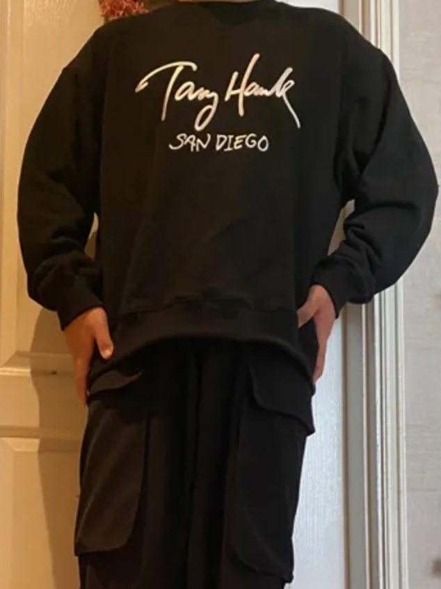 TONY HAWK Tony Logo Crewneck Black 착용 스타일