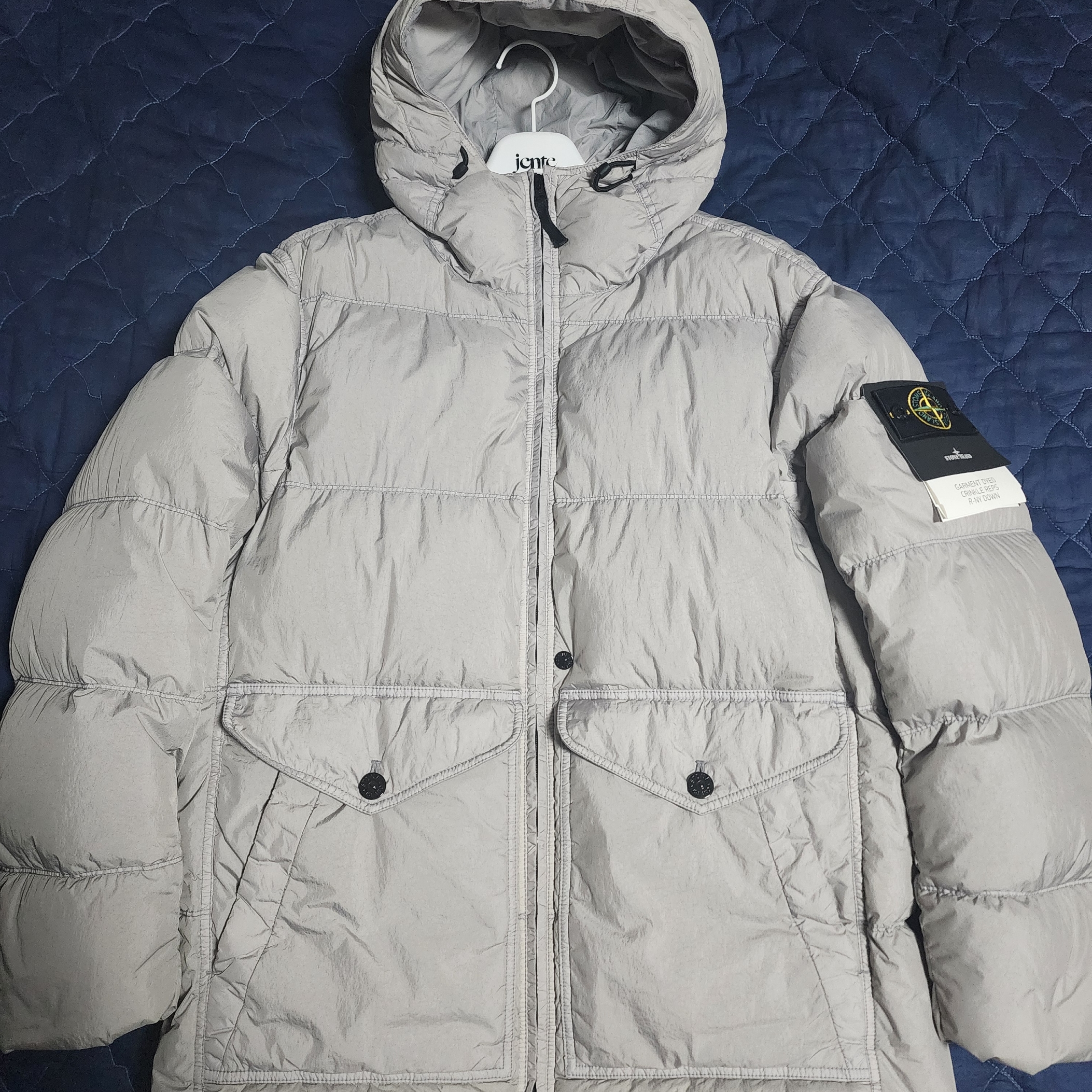 Stone Island 40723 Garment Dyed Wappen Patch Crinkle Reps Hooded Down Jacket Grey - 24FW 착용 스타일