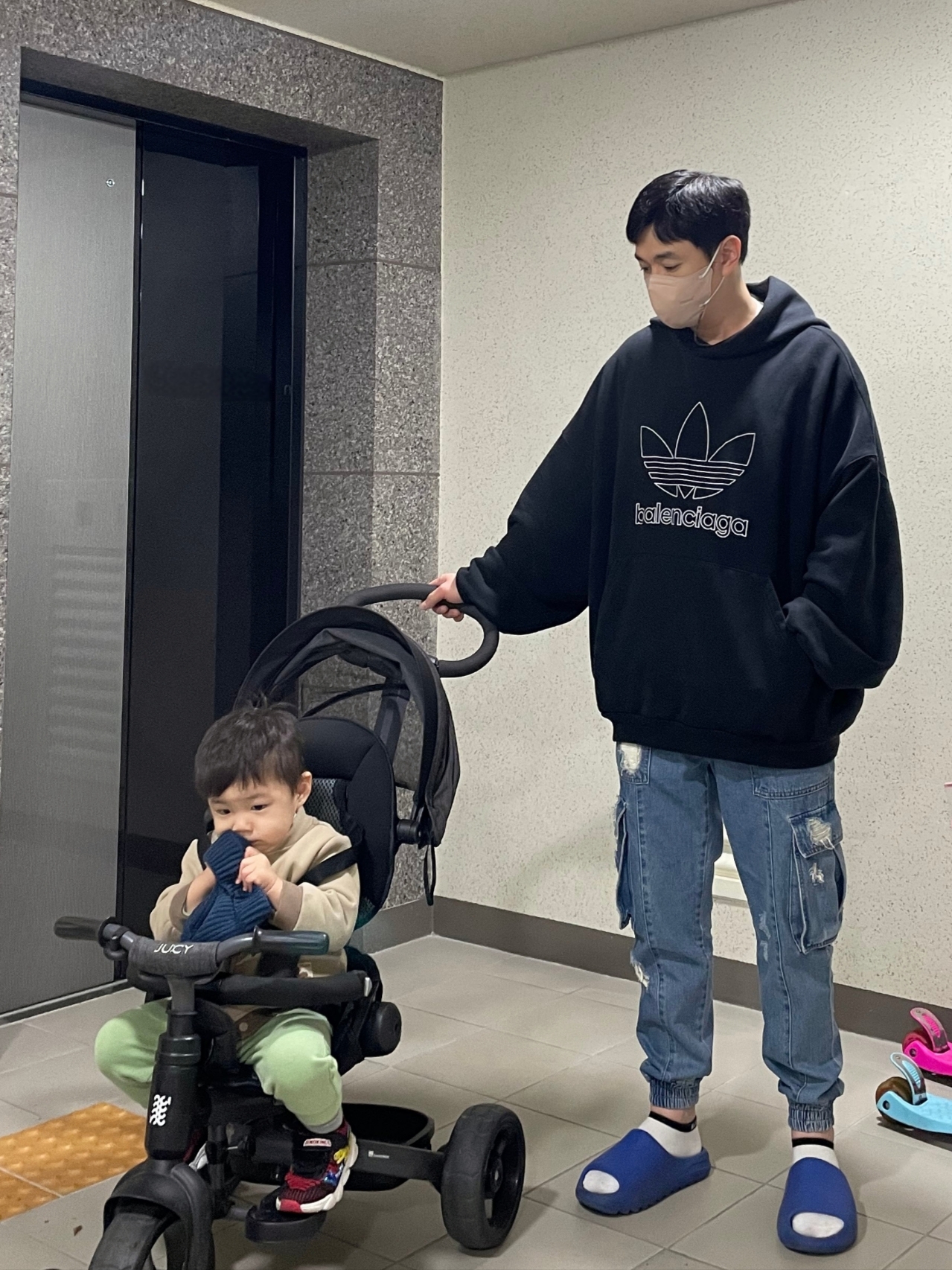 Balenciaga x Adidas Hoodie Large Fit Black, Adidas Yeezy Slide Azure 착용 스타일